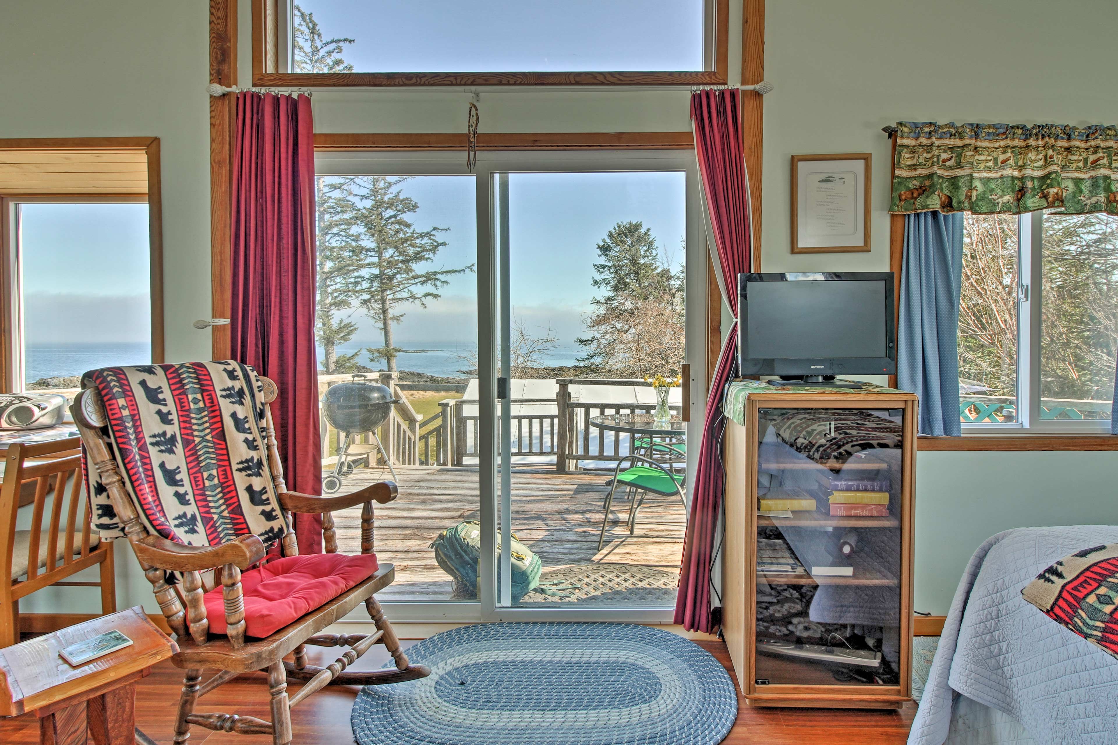 Interior | Picture Windows | Wildlife Viewing | Free WiFi