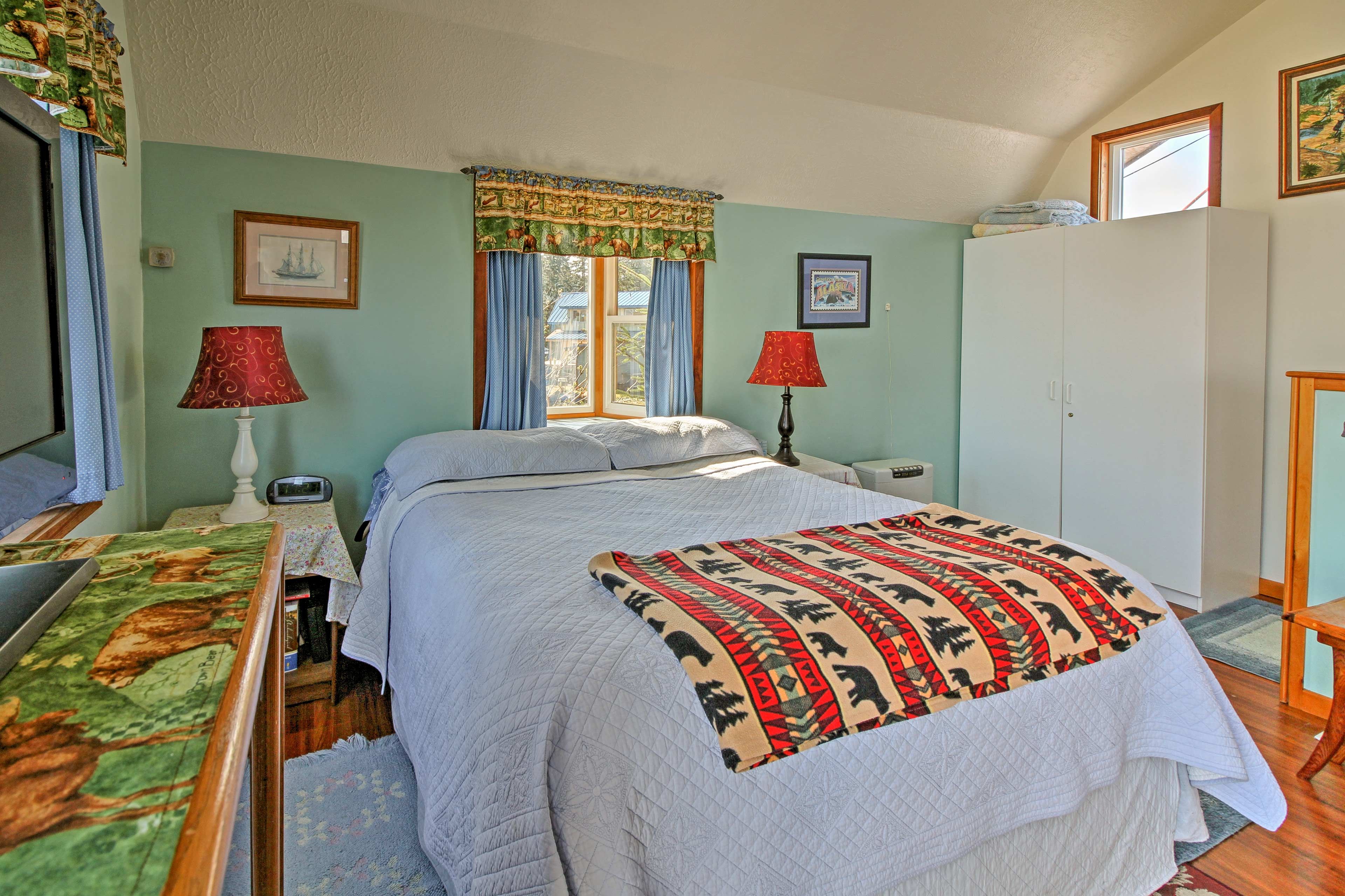Studio | Queen Bed | Linens Provided