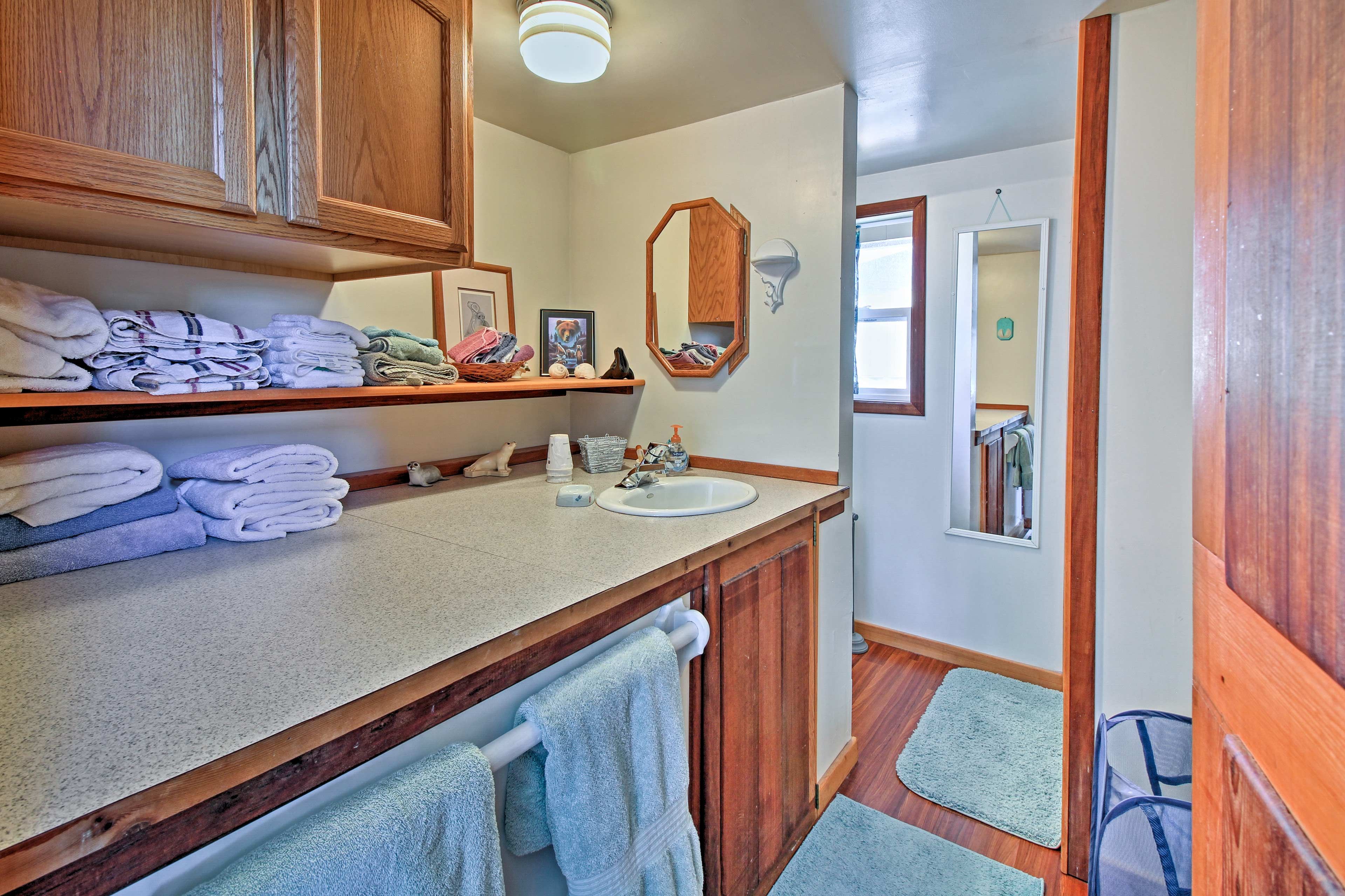 Full Bathroom | Towels Provided