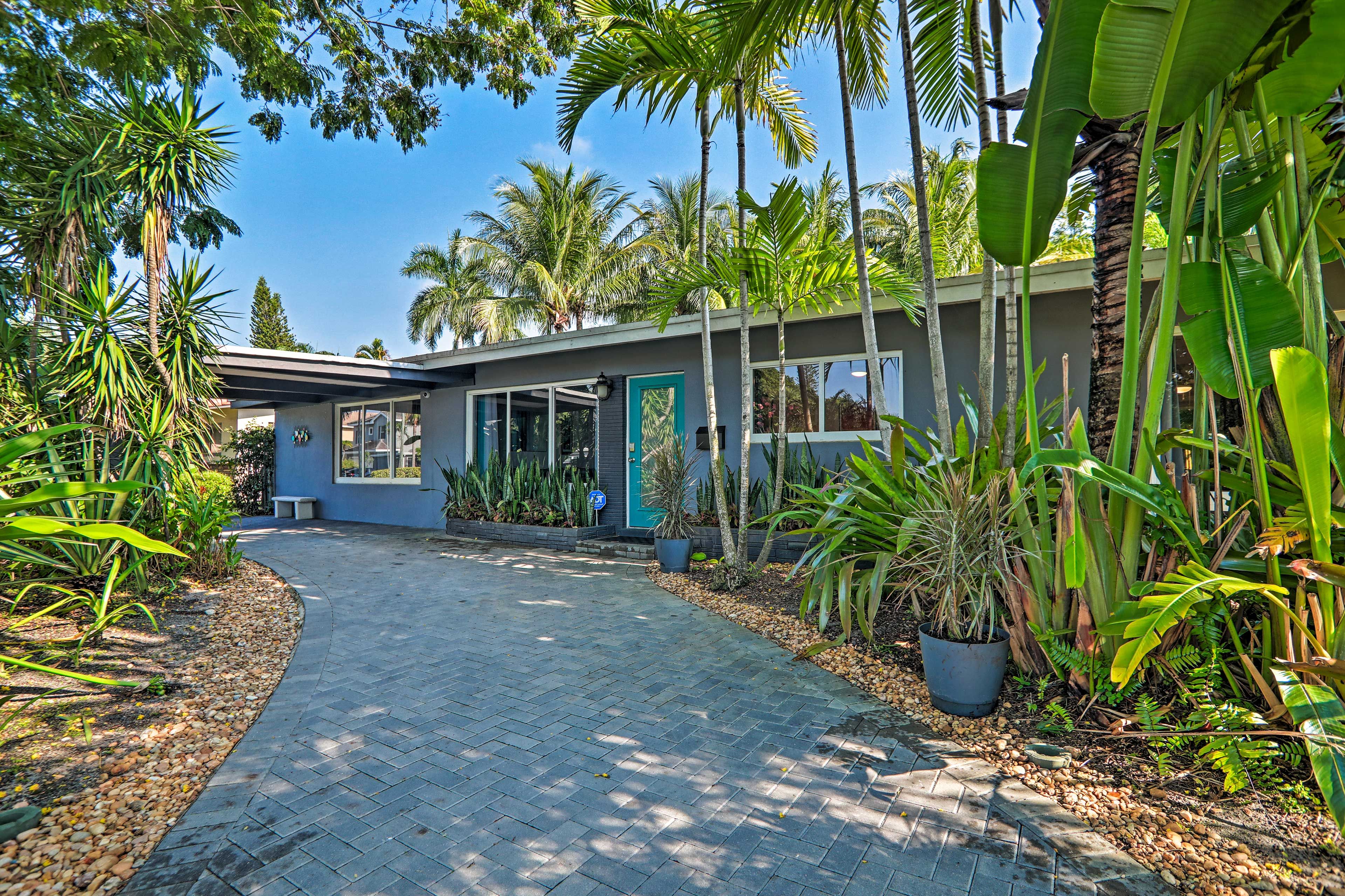 Resting in the Oakland Park Arts District, this home is peaceful and convenient.