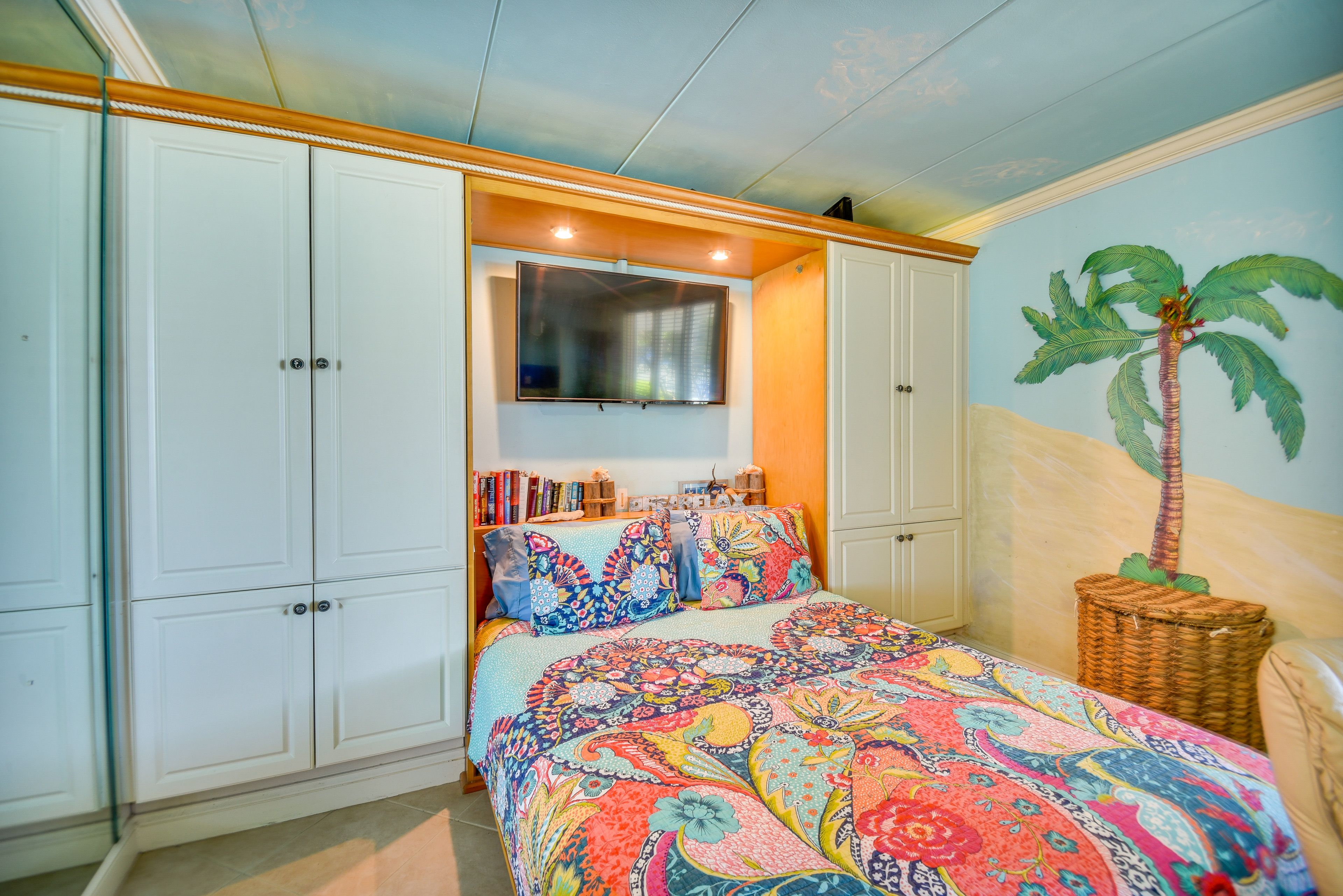 Sleeping Area | Queen Bed