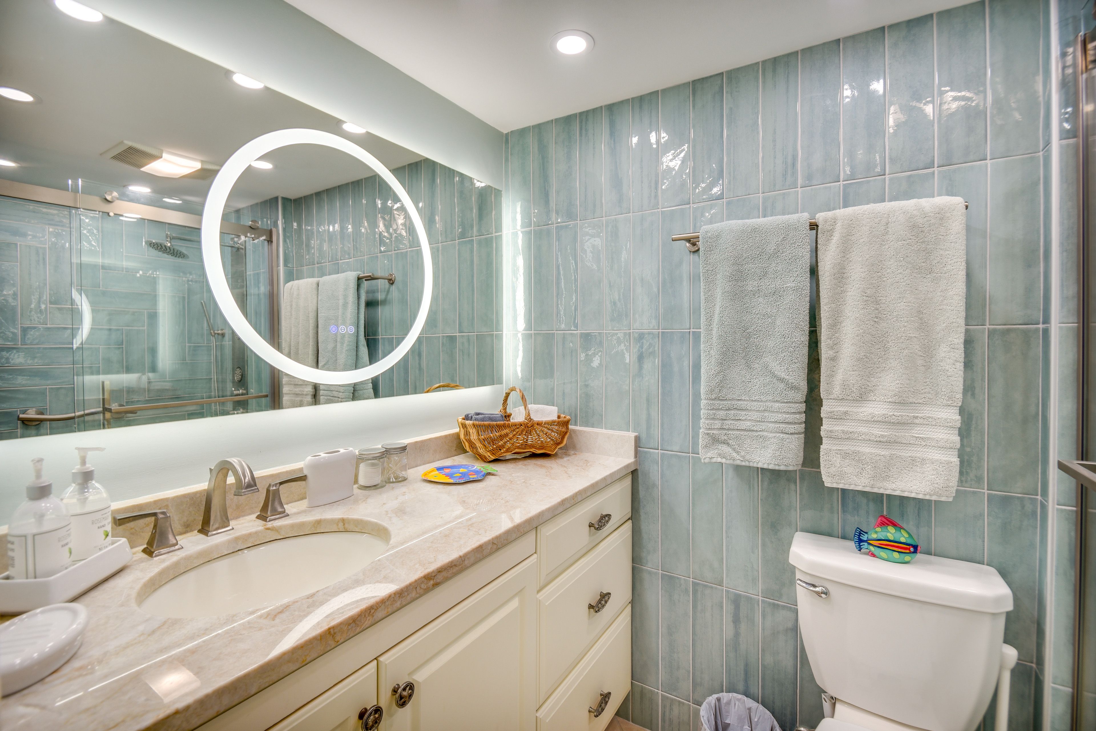 Full Bathroom | Complimentary Toiletries | Towels Provided