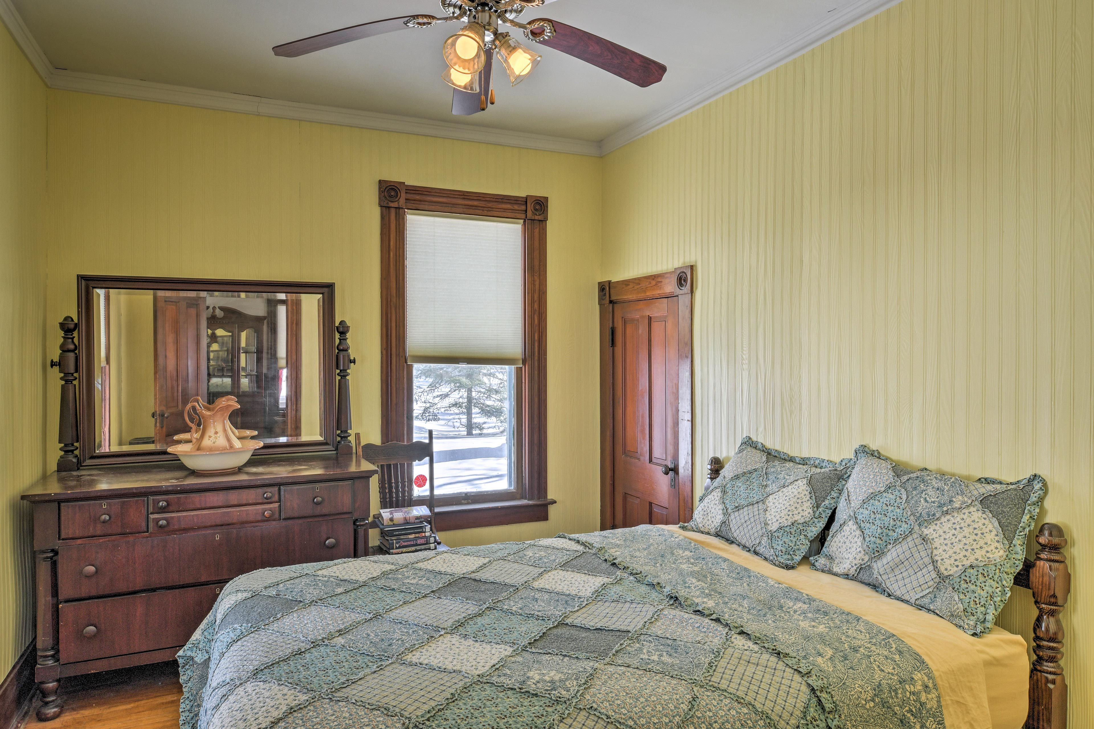 Bedroom 2 | Queen Bed