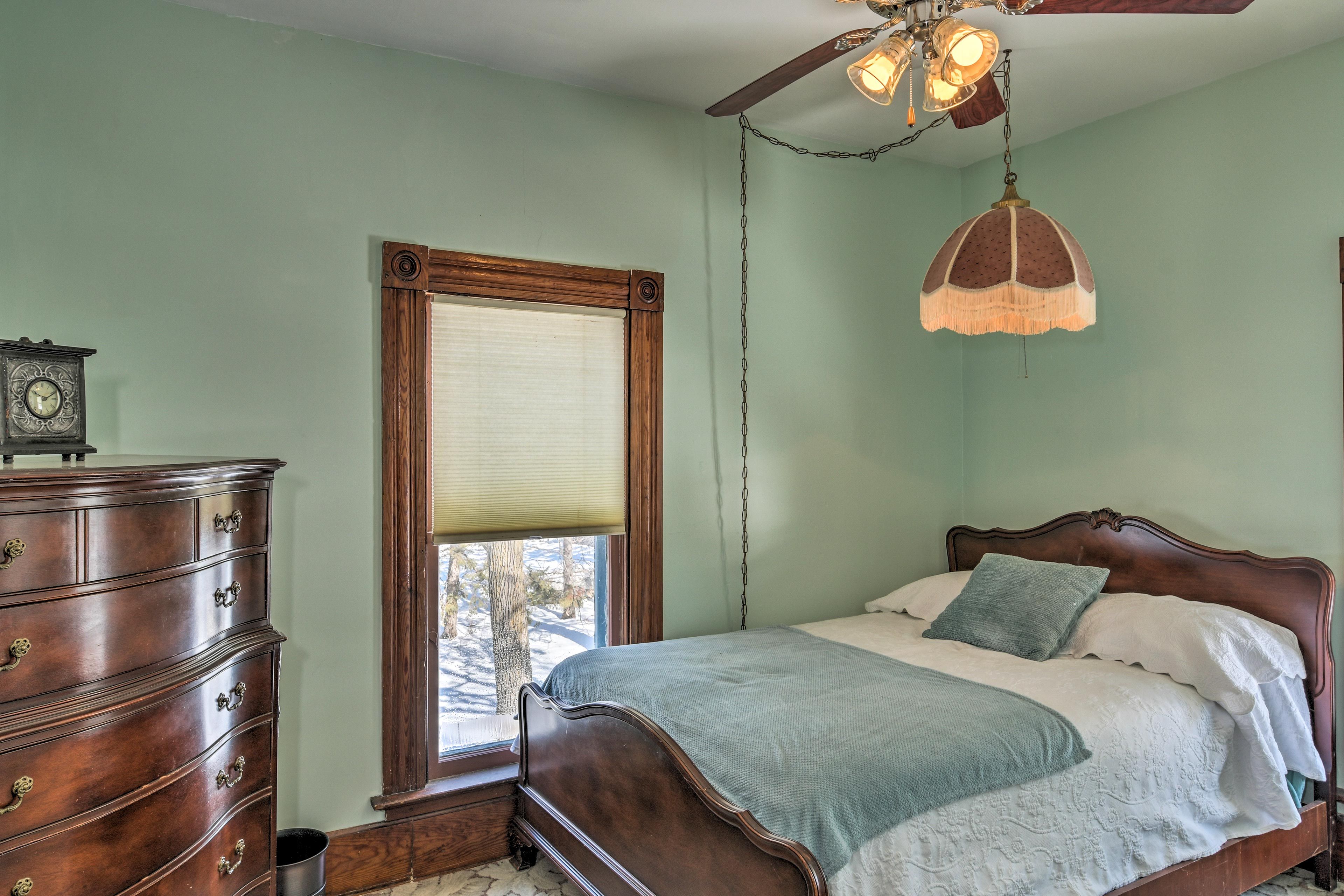 Bedroom 5 | Queen Bed
