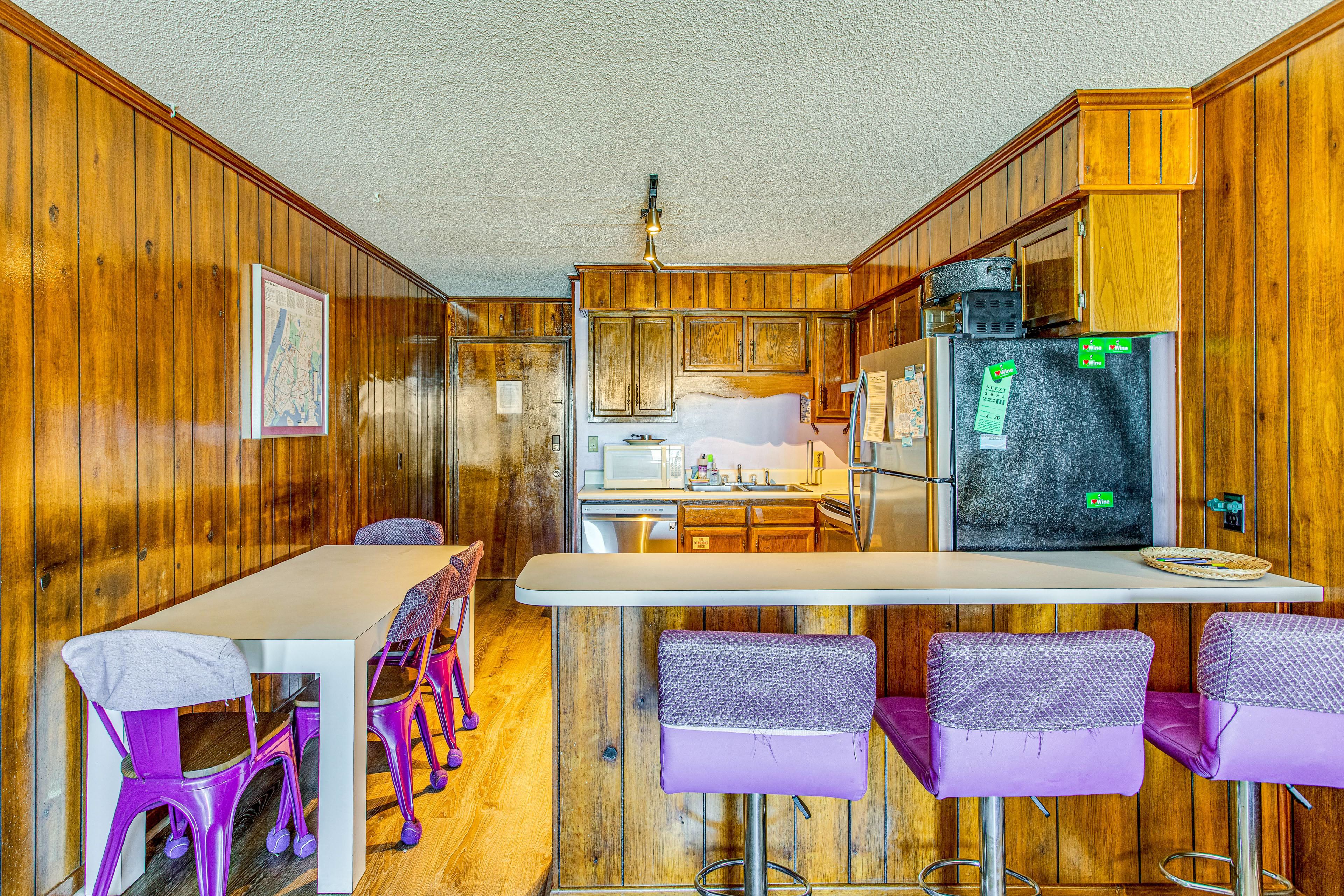 Kitchen | Cooking Basics | Breakfast Bar | Dining Table