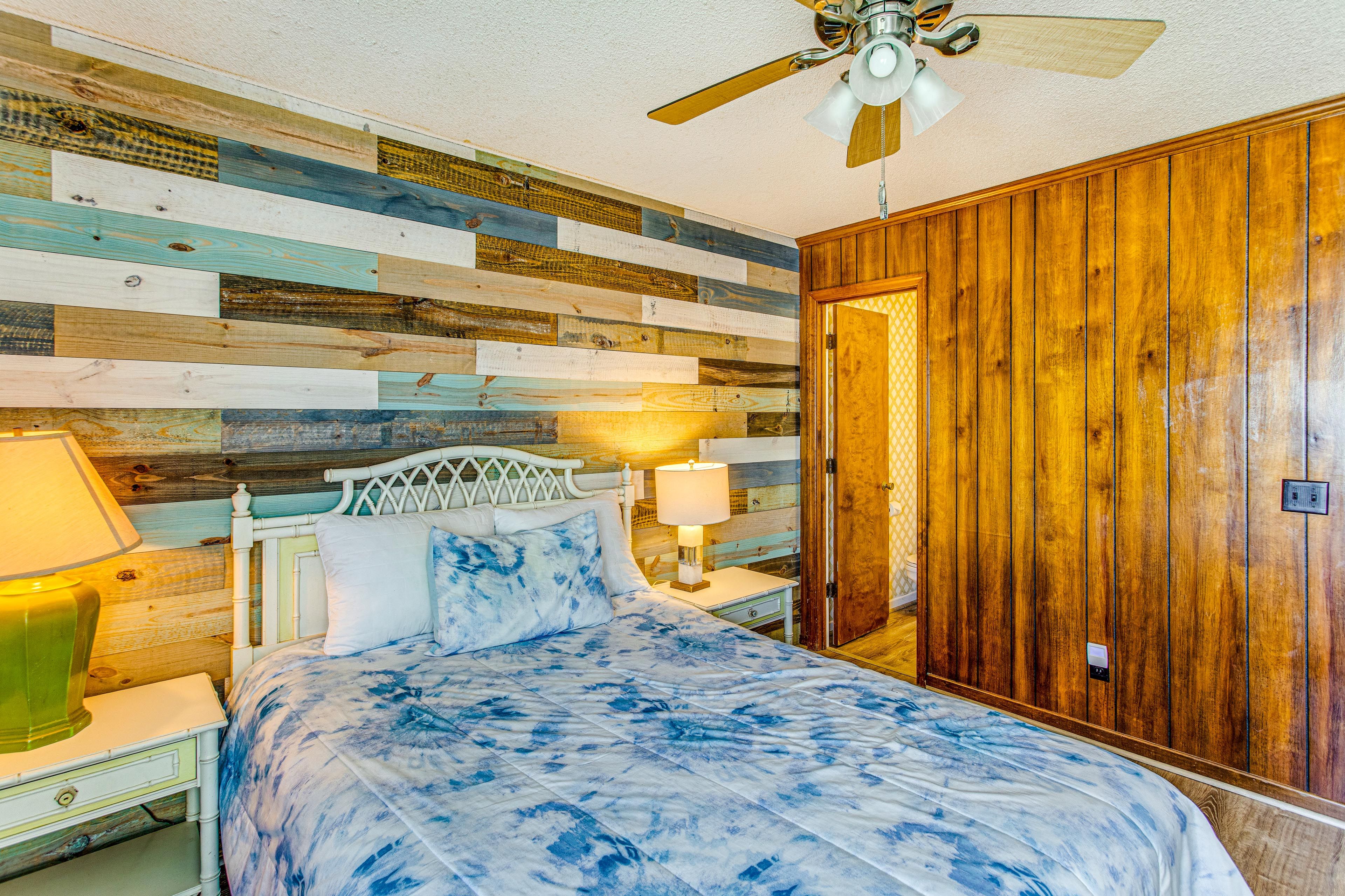 Bedroom 1 | Queen Bed