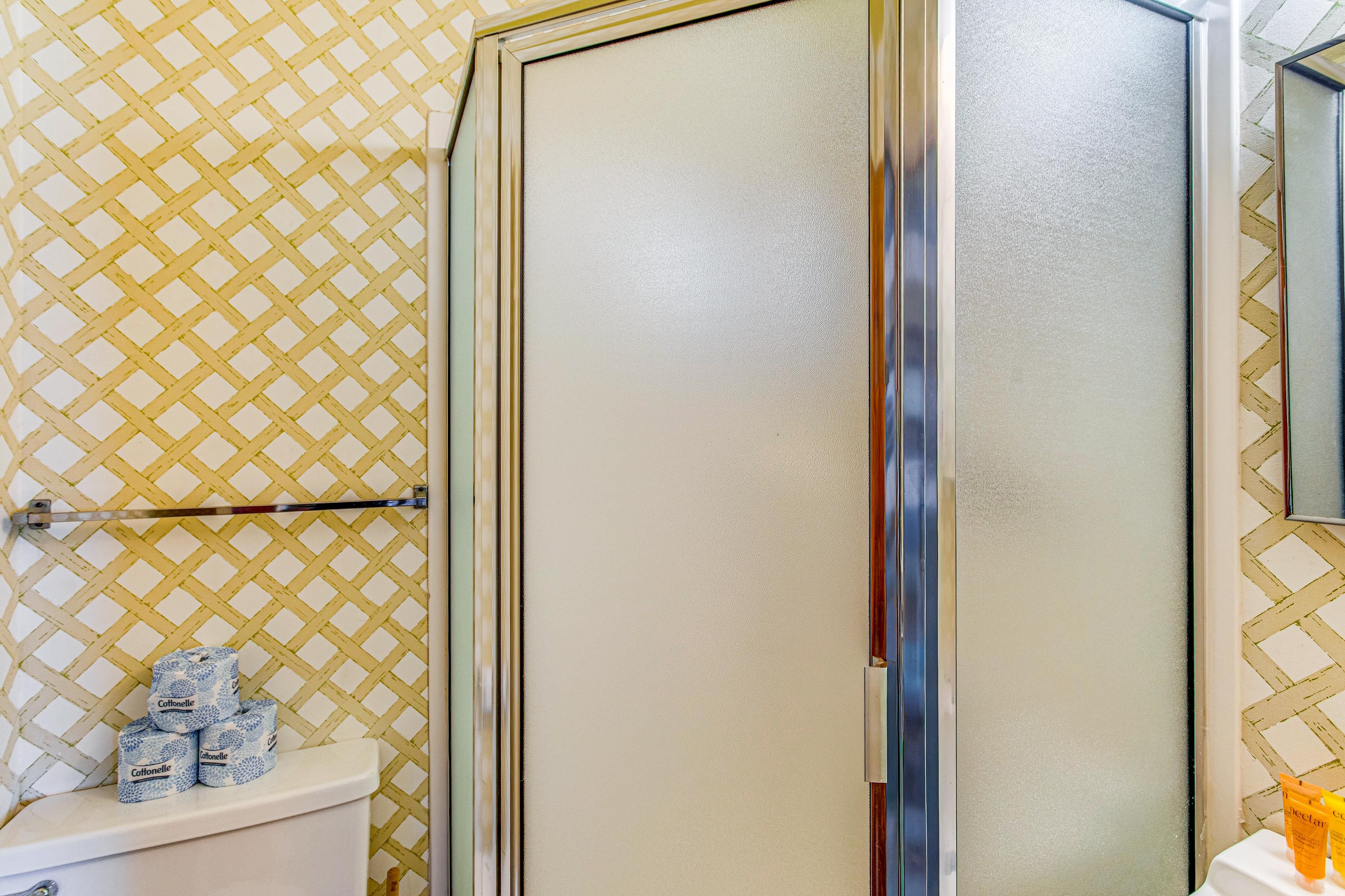 Full Bathroom | No Towels or Linens