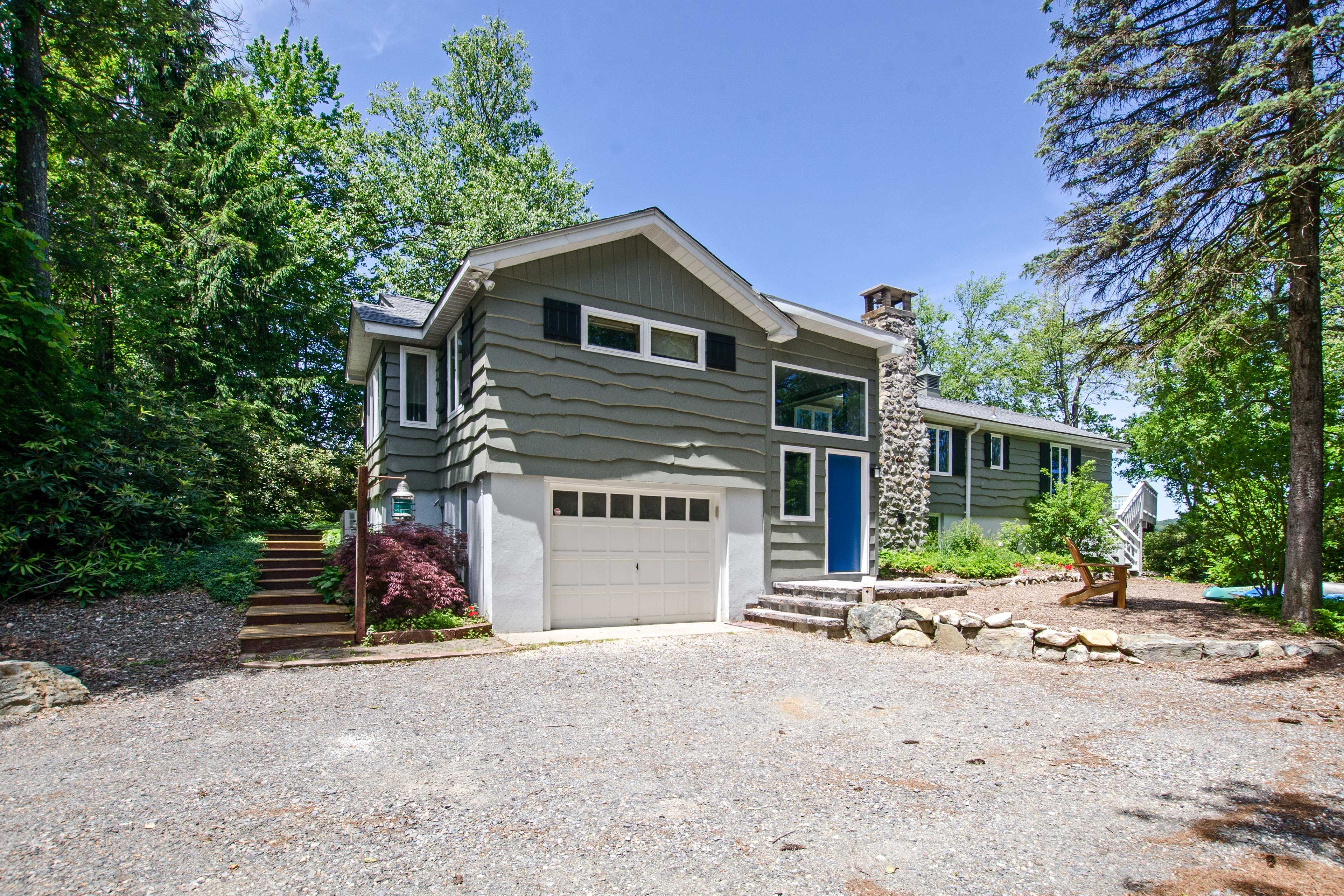 Parking | Driveway (8 Vehicles)