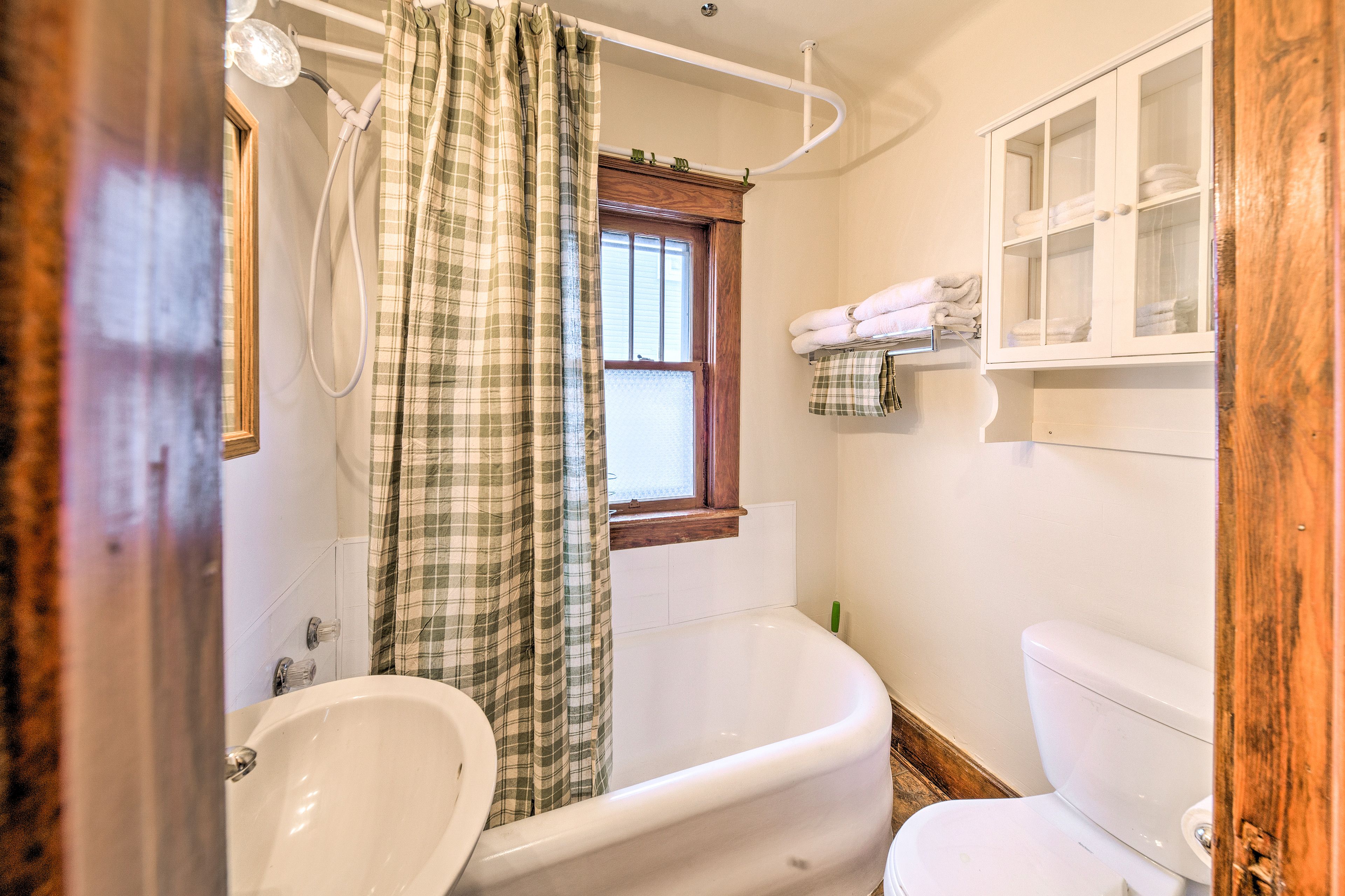 Full Bathroom | Towels & Linens Provided