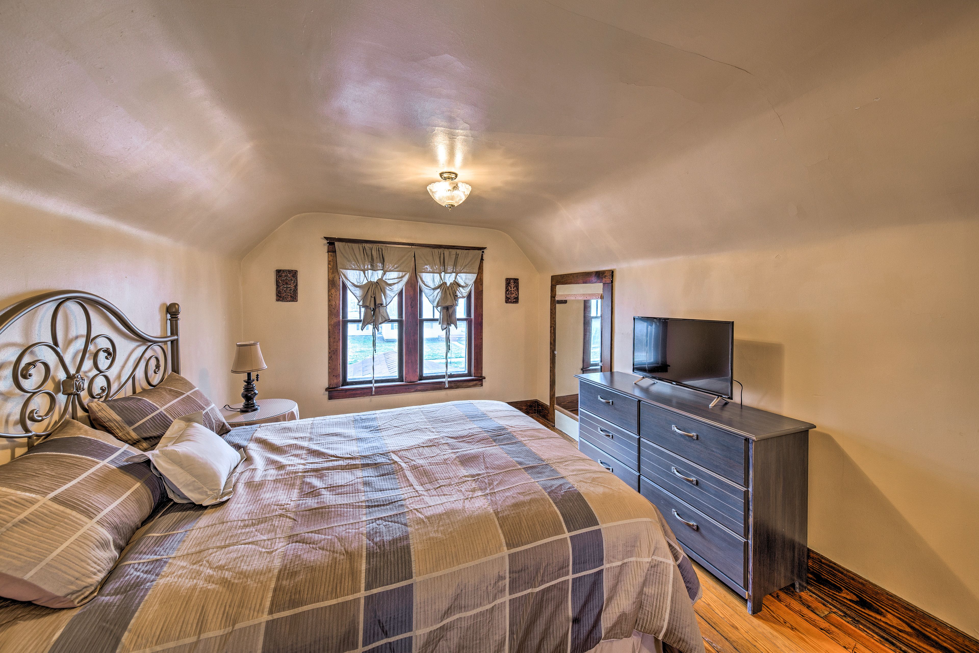 Bedroom 1 | Queen Bed