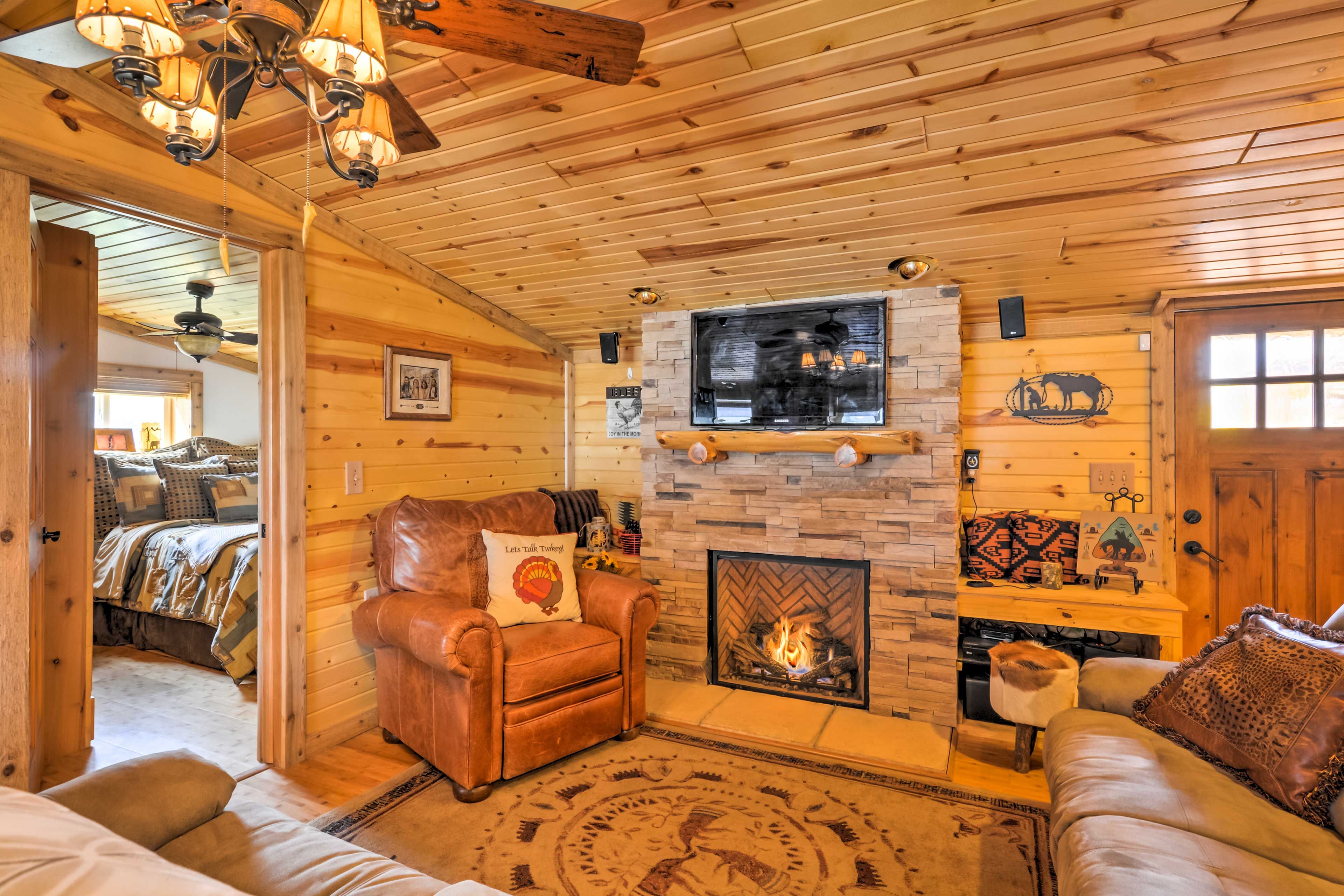 Living Room | Cable TV | Free WiFi | Central Heat & A/C