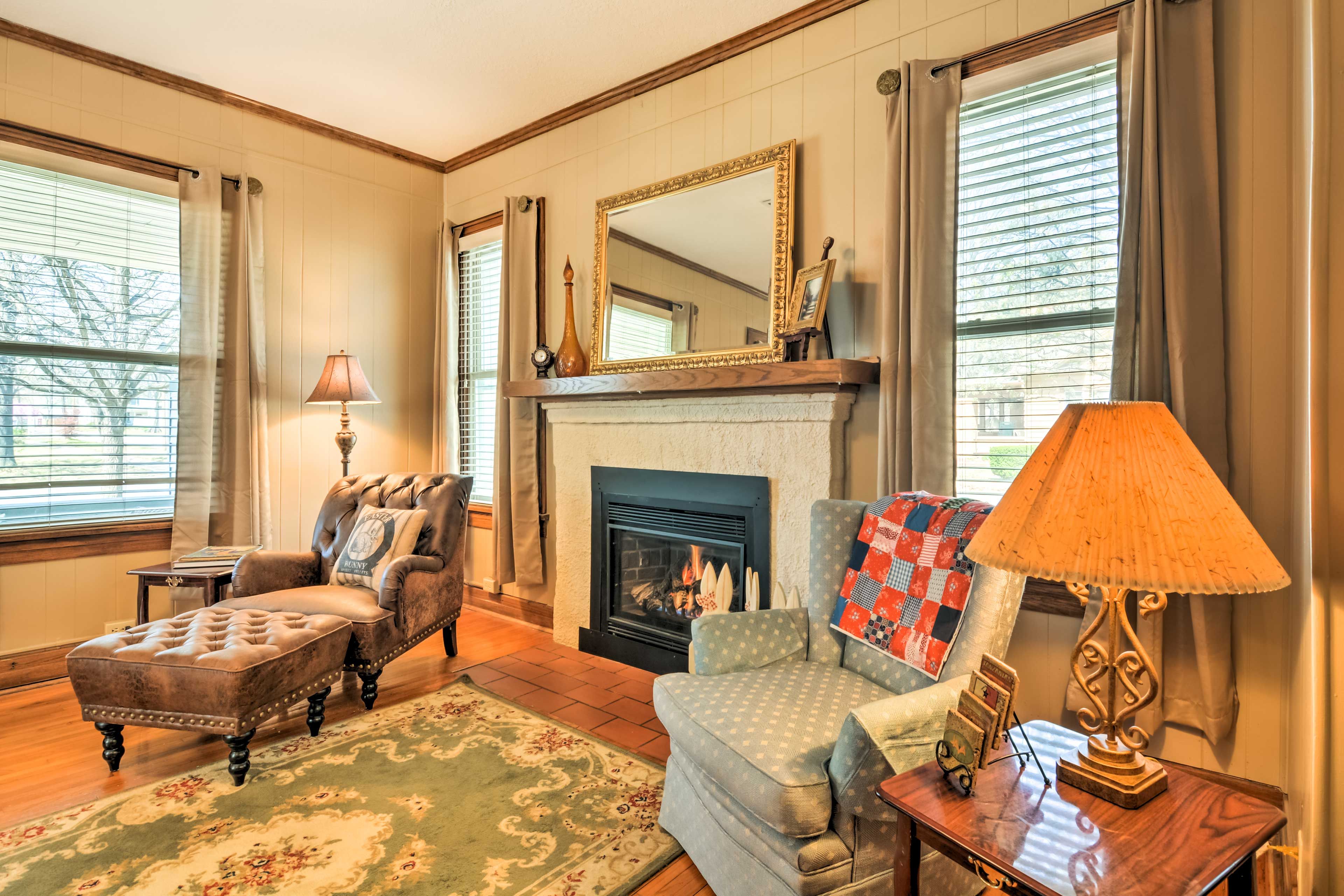 Living Room | Central A/C & Heating | TV w/ Cable | Free WiFi | Books