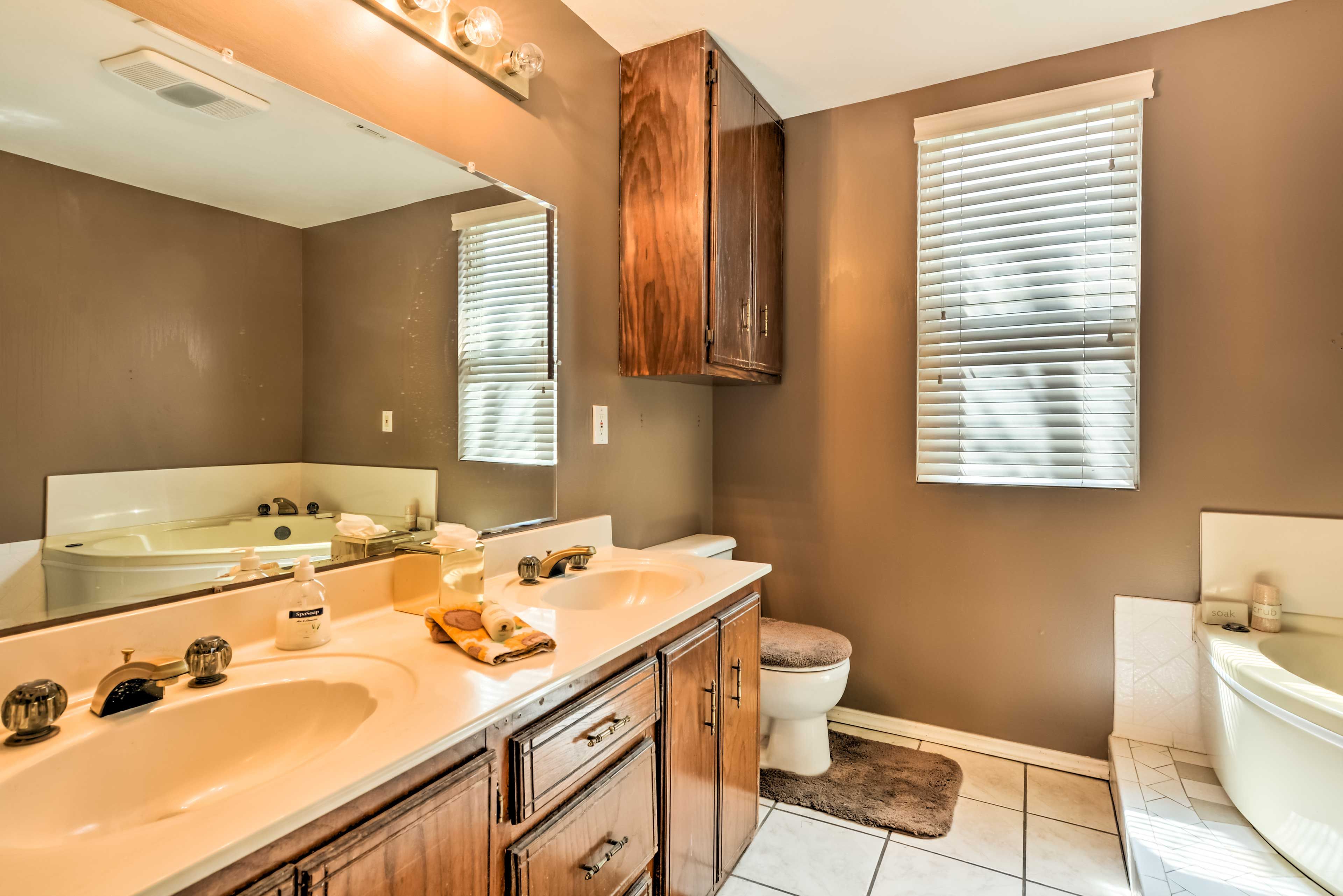 Full Bathroom | Complimentary Toiletries