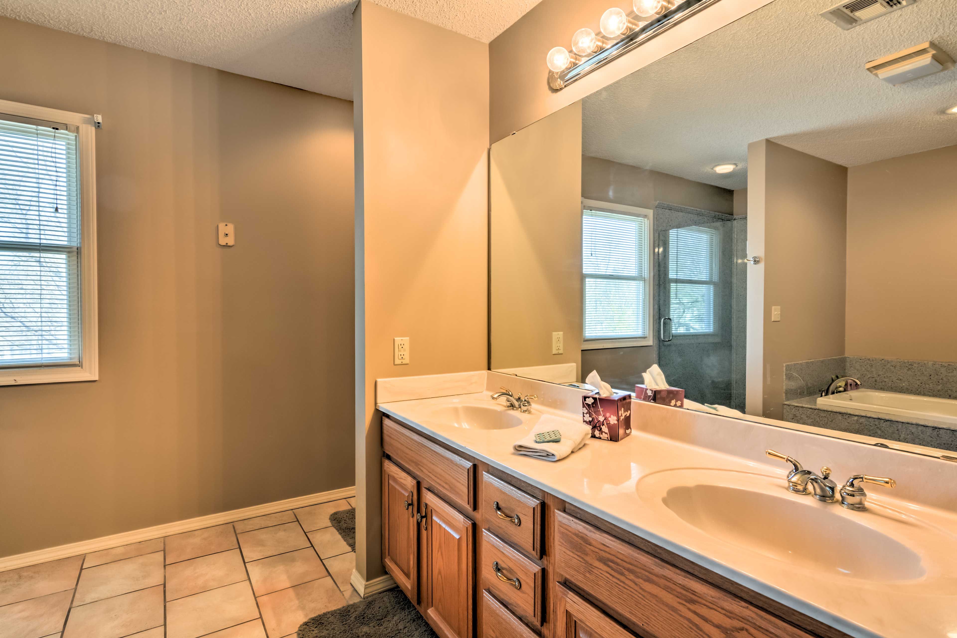 En-Suite Bathroom | Linens & Towels