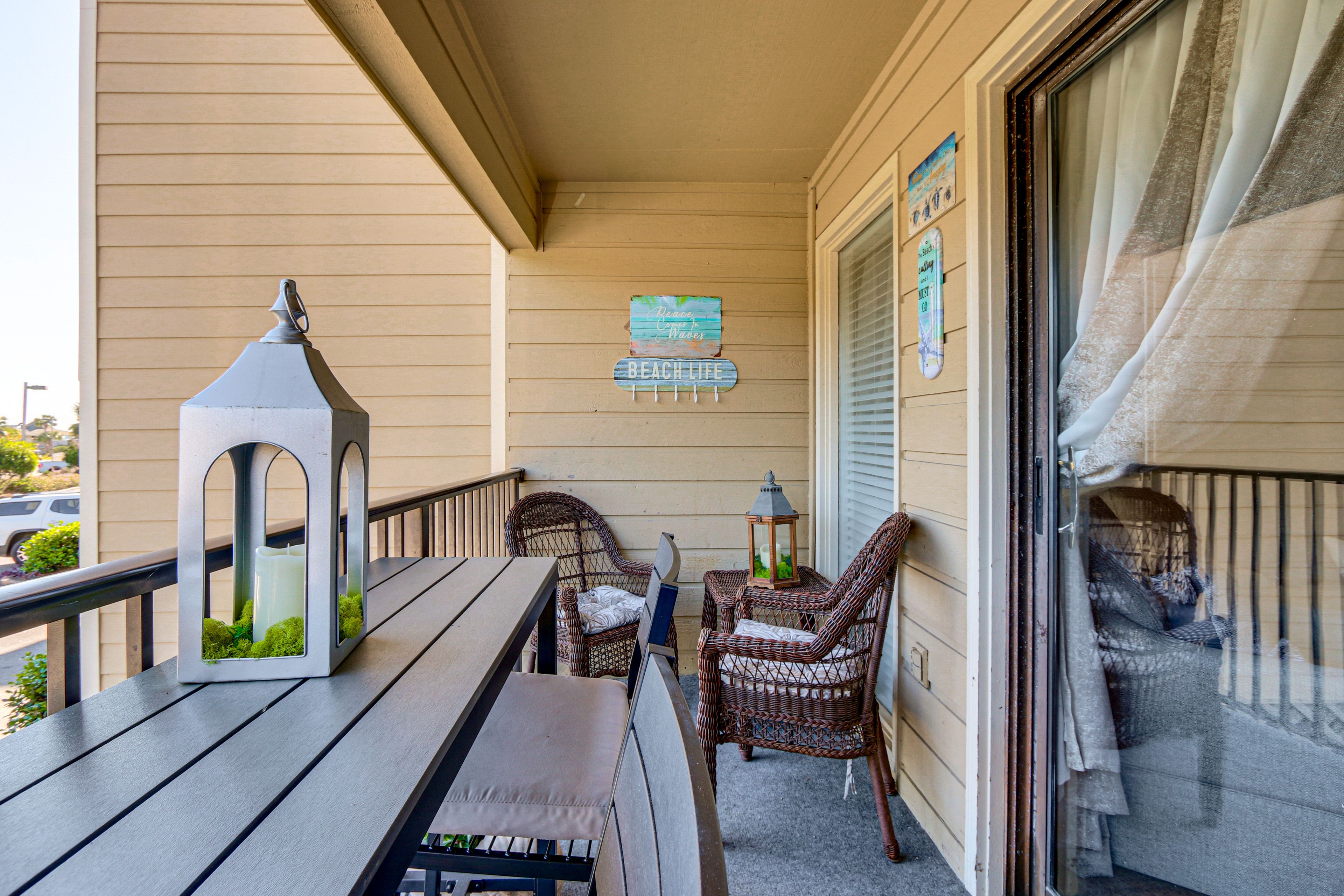 Private Balcony | Dining Area | Beach Gear