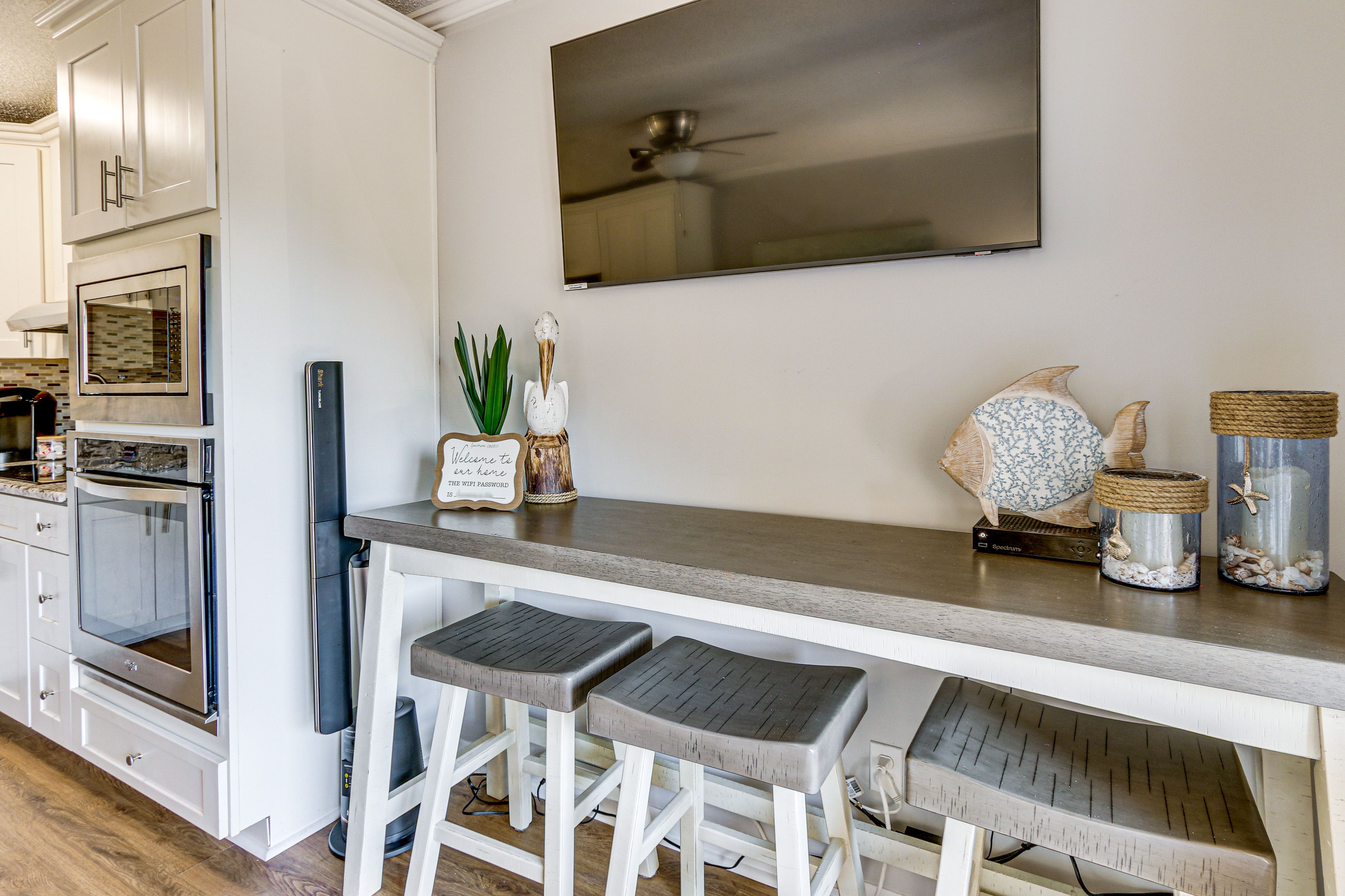 Dining Area | Dishes & Flatware Provided