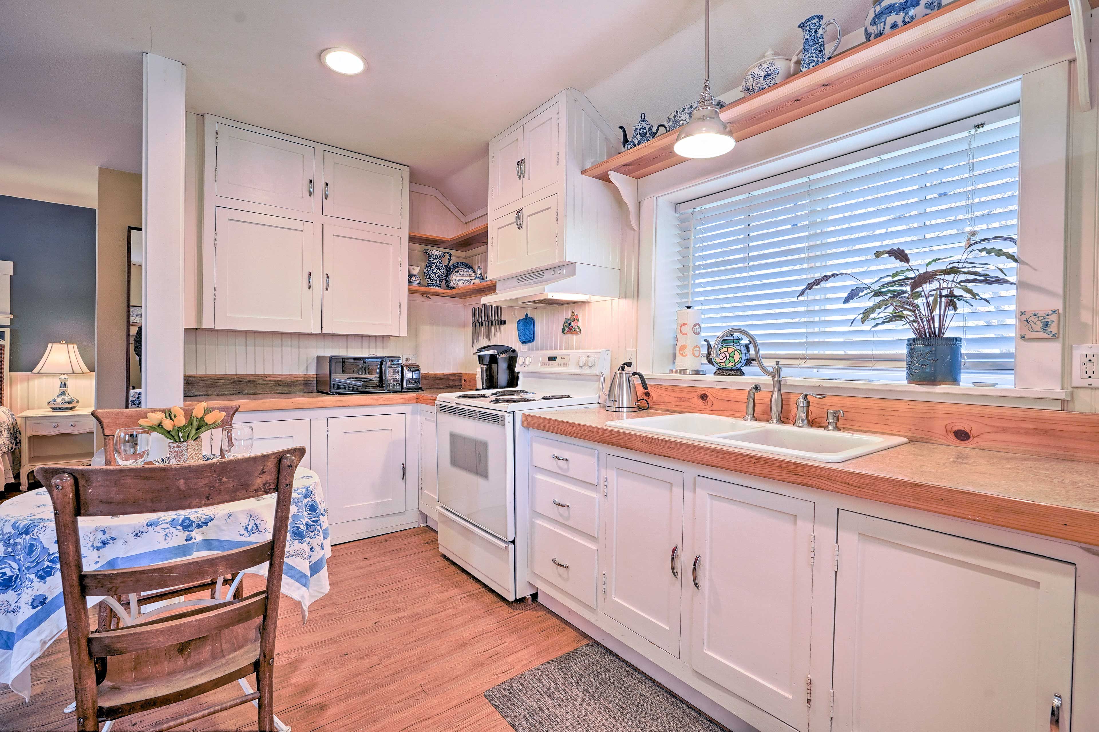Fix meals in the well-equipped kitchen.