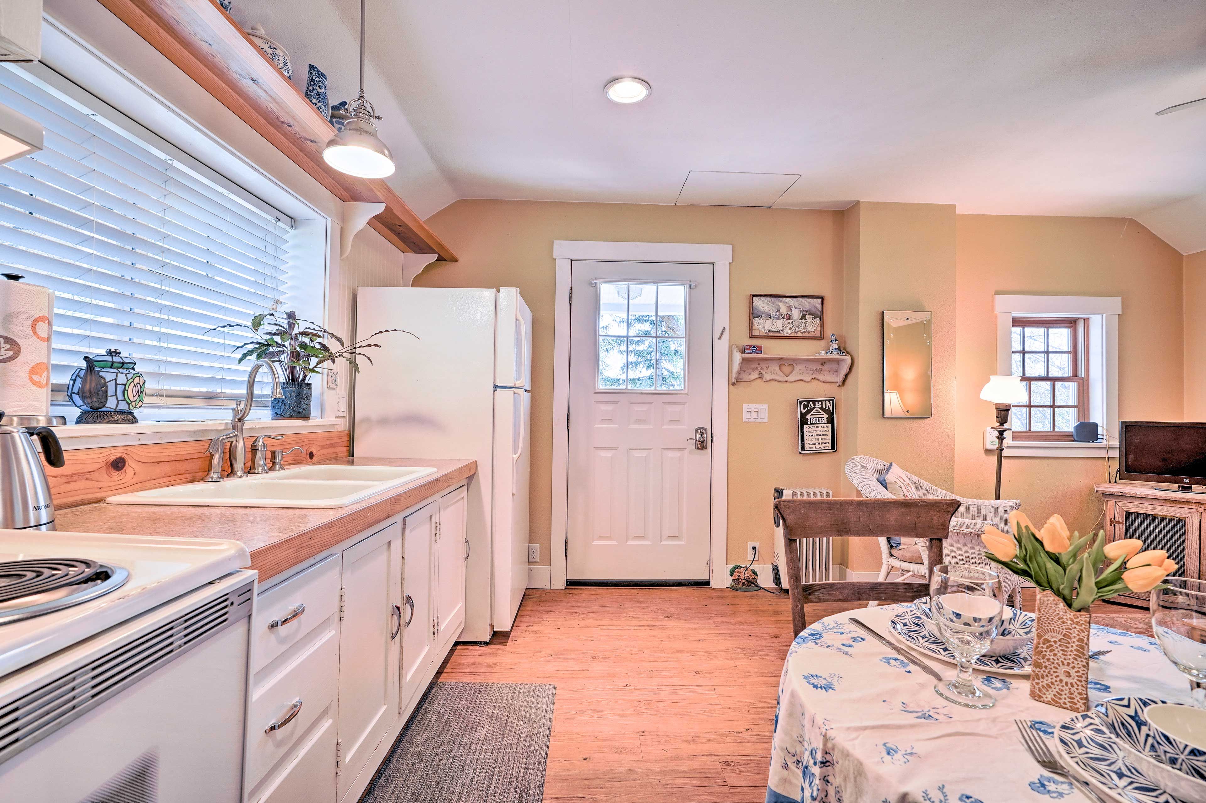 Jars and cute teapots continue the home’s blue motif.