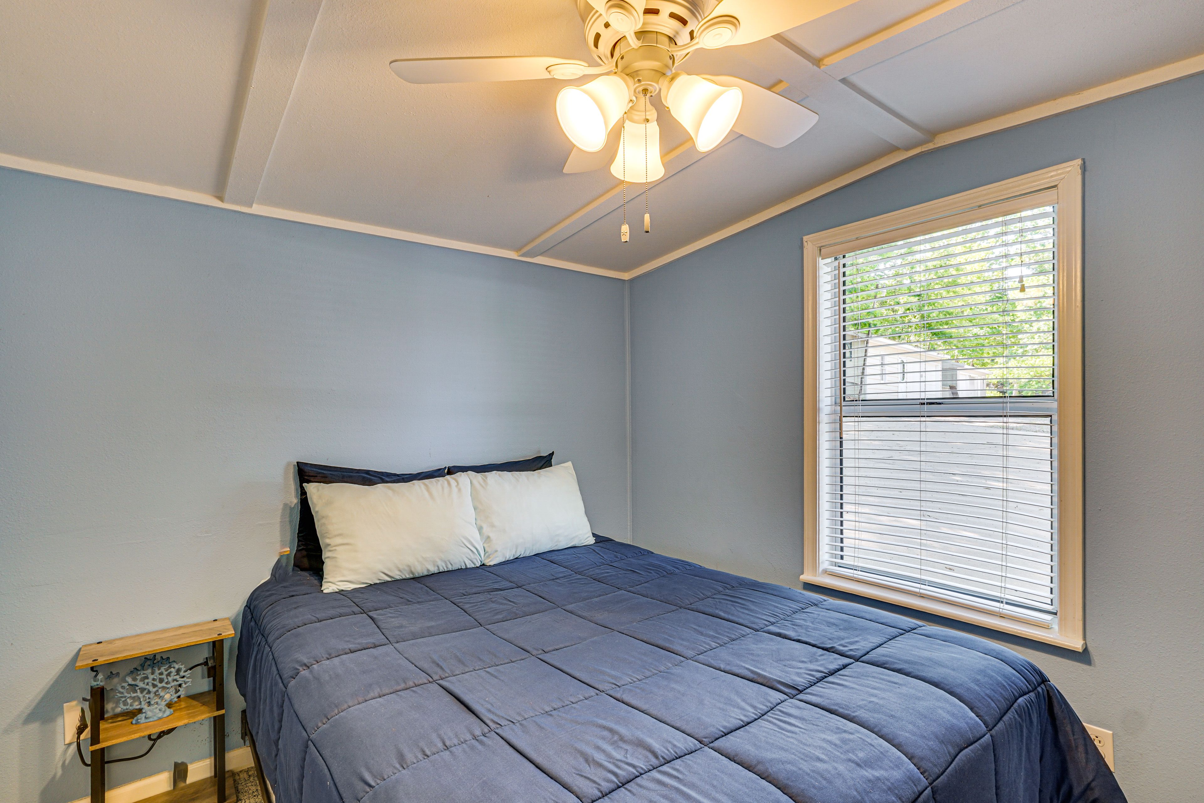 Bedroom 2 | Queen Bed