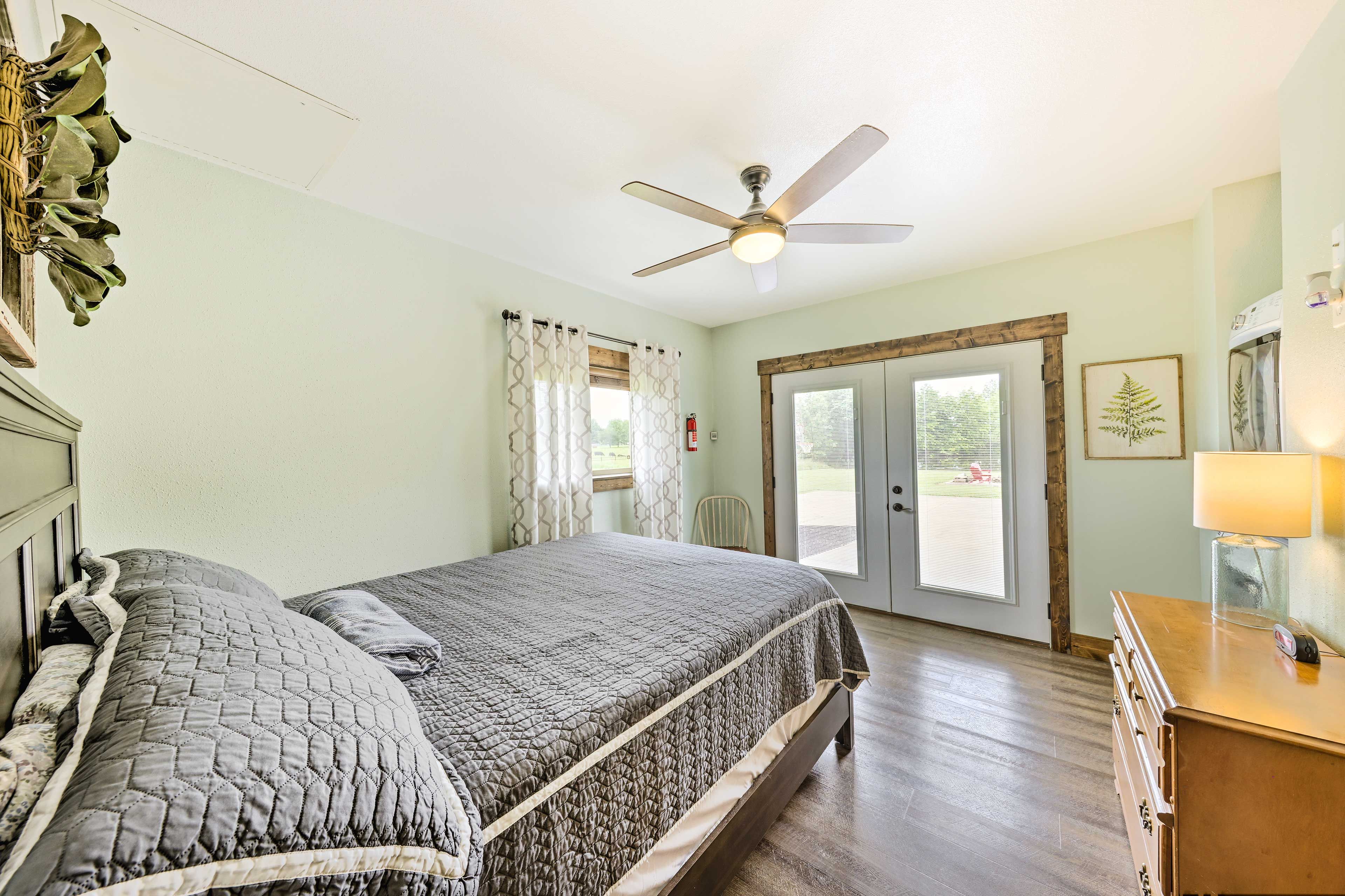 Bedroom 1 | Queen Bed