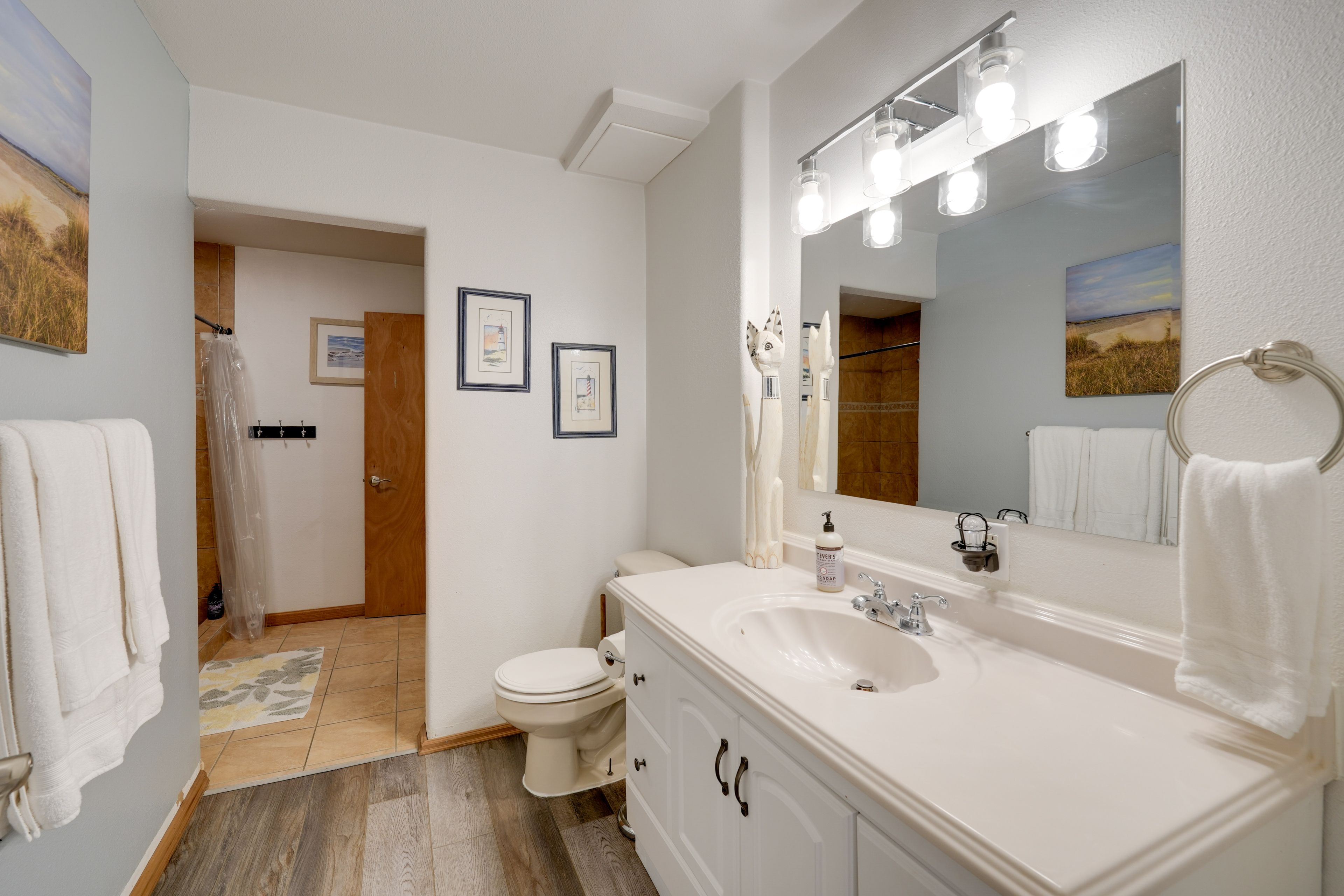 Full Bathroom | Toiletries Provided