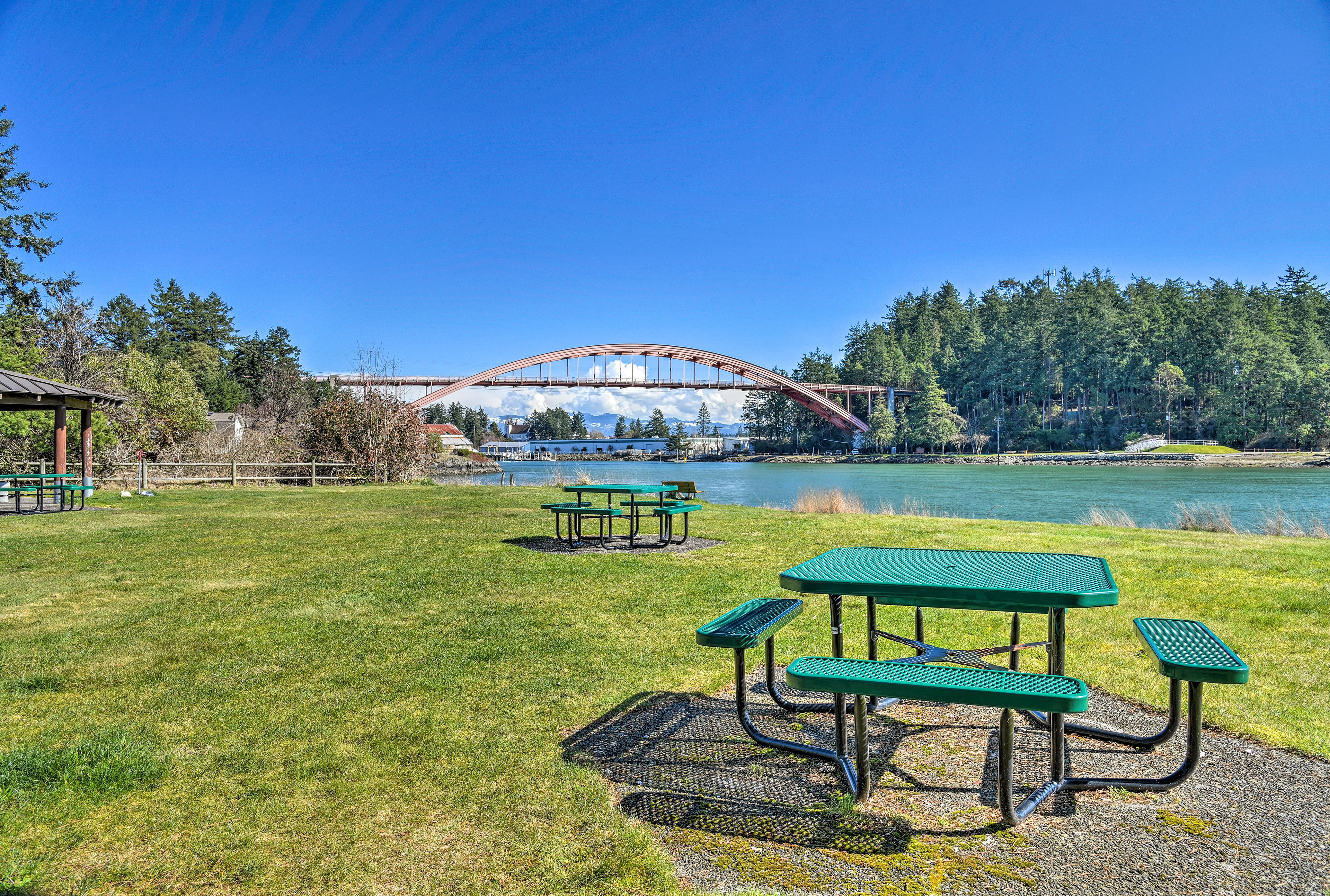Community Amenities | Picnic Tables | Lake/River Access