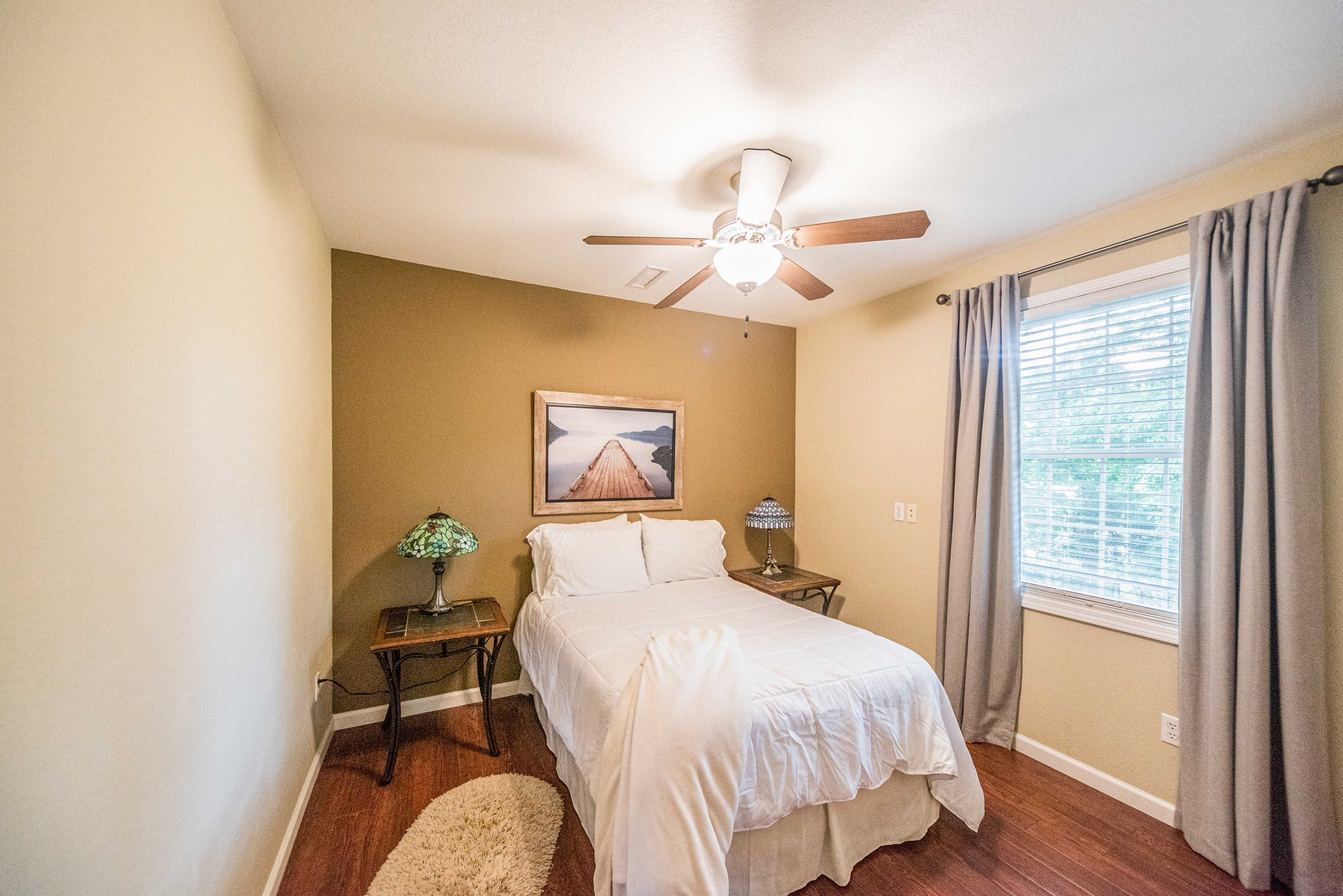 You'll find a queen bed in this room.