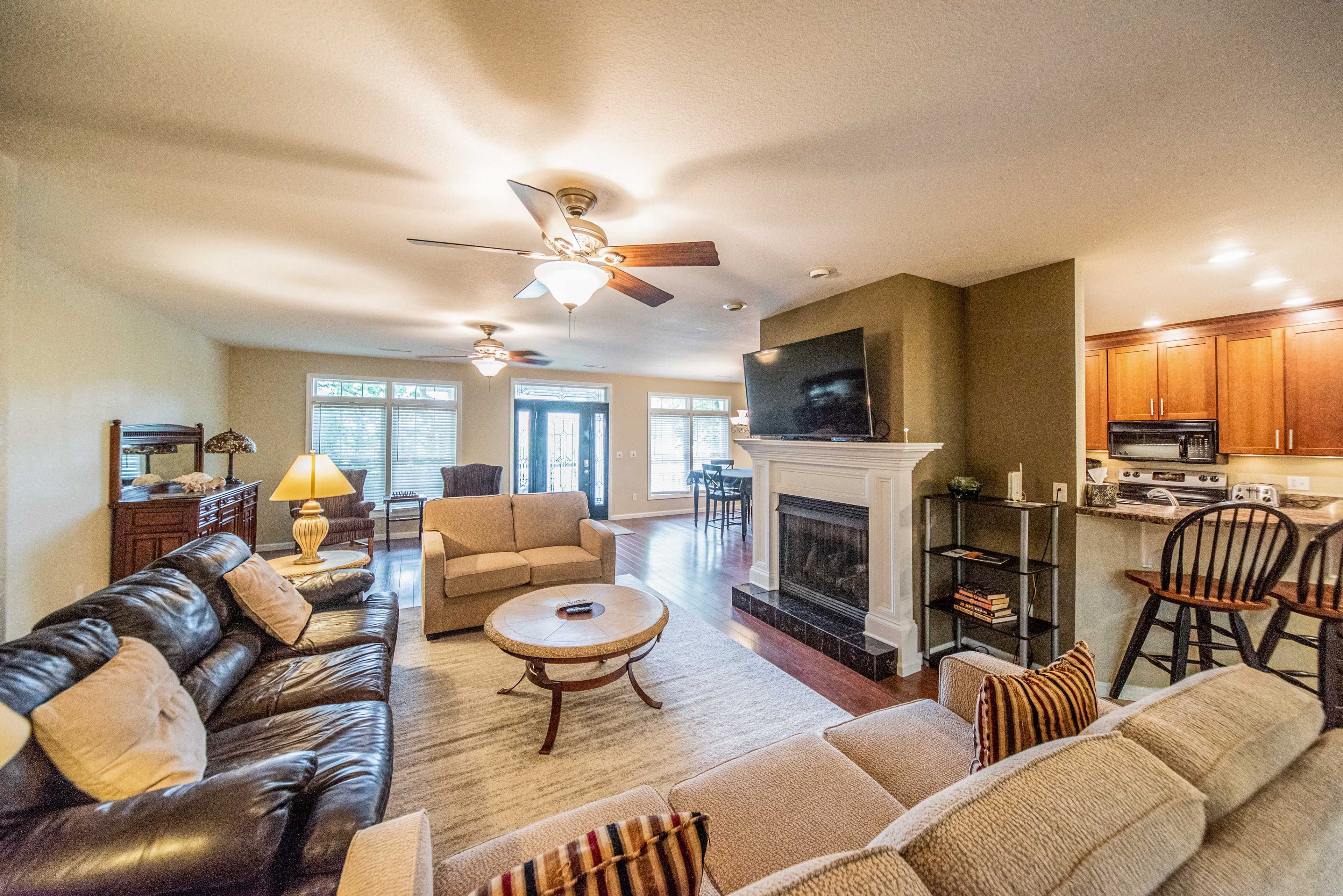 Ten guests will fall in love with Grand Rivers at this 4-bedroom, 2-bath home!