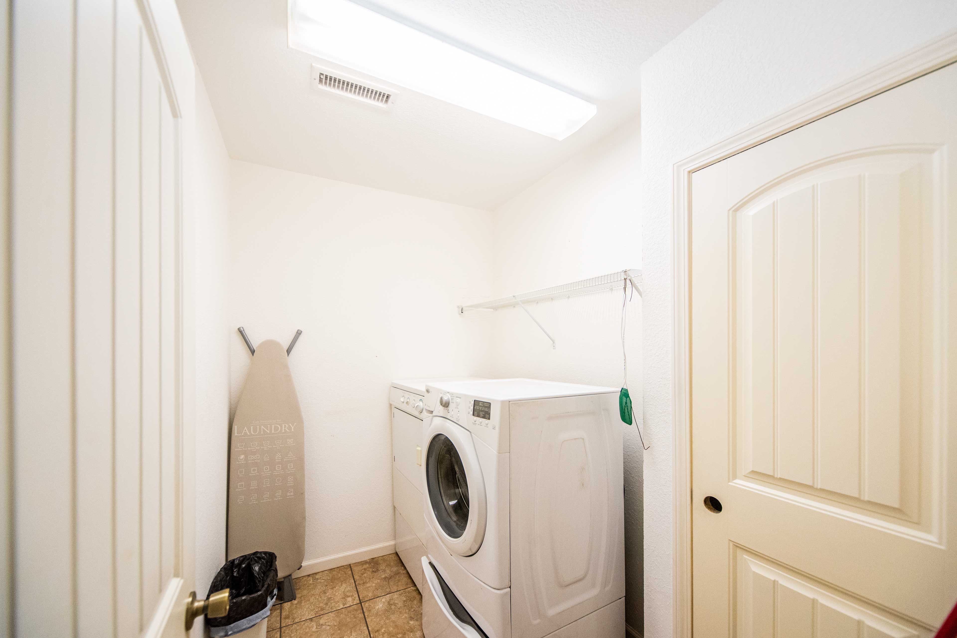 Pack light and keep your clothes clean thanks to the washing machine.