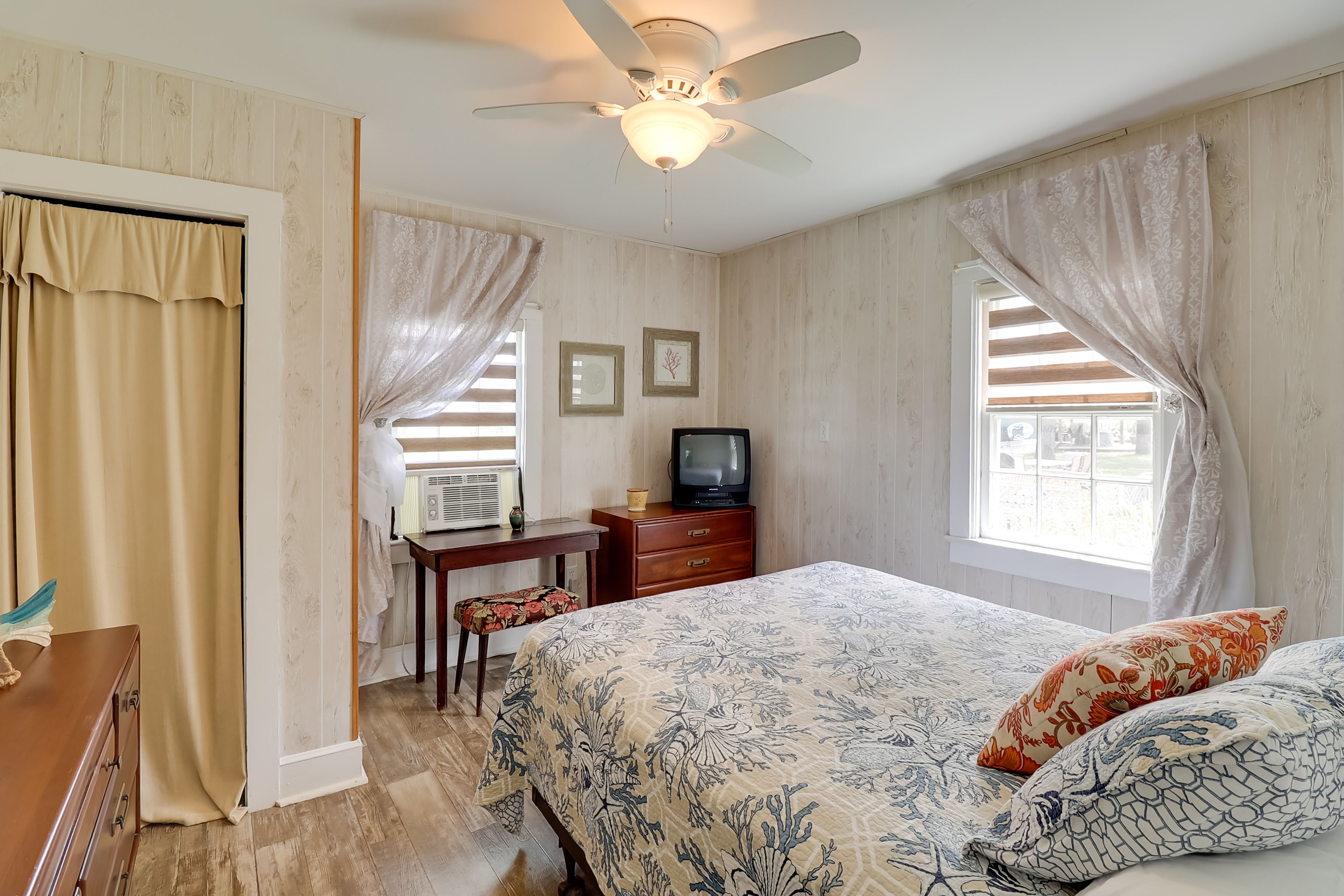 Bedroom 1 | Queen Bed