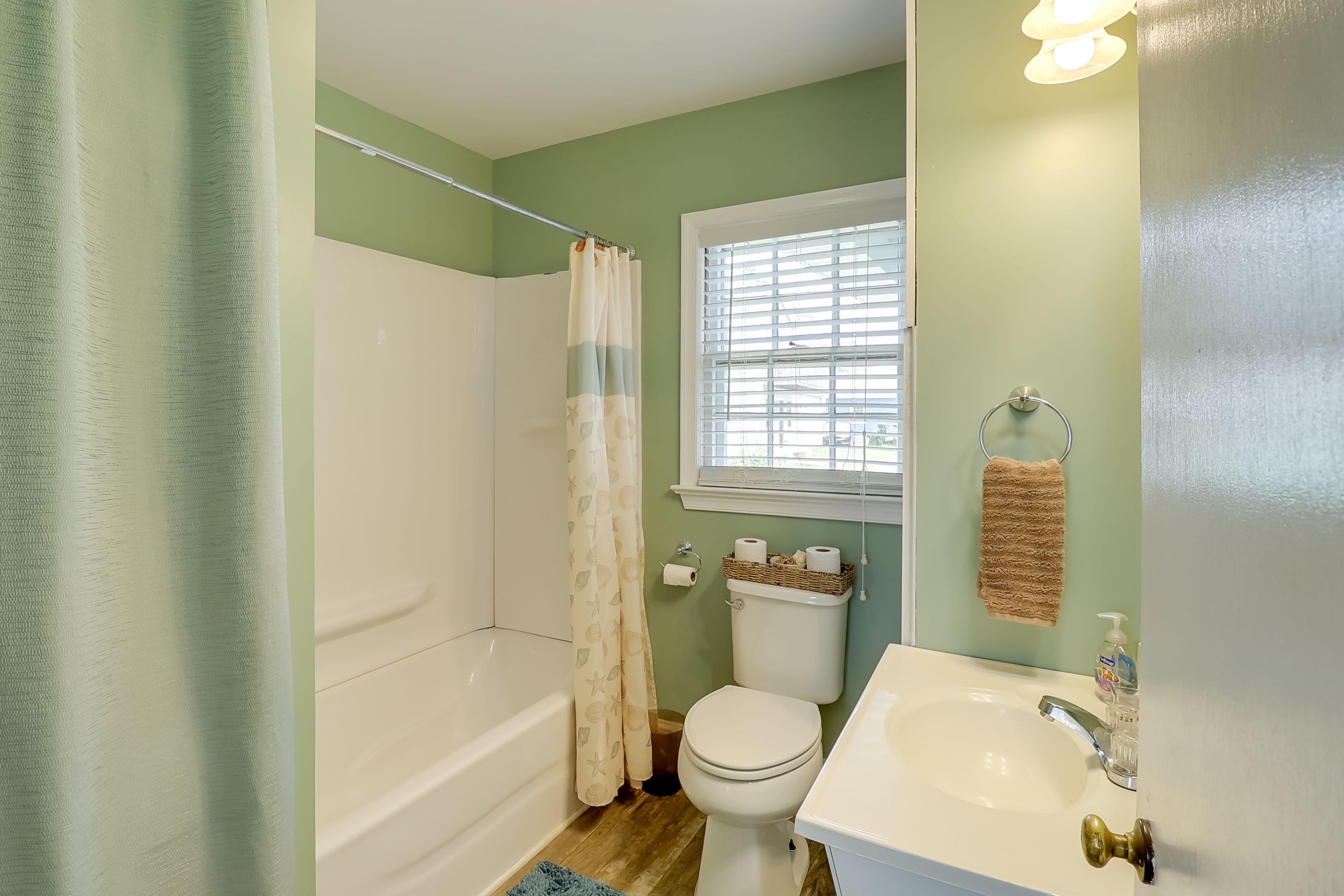 Full Bathroom | Towels & Linens Provided