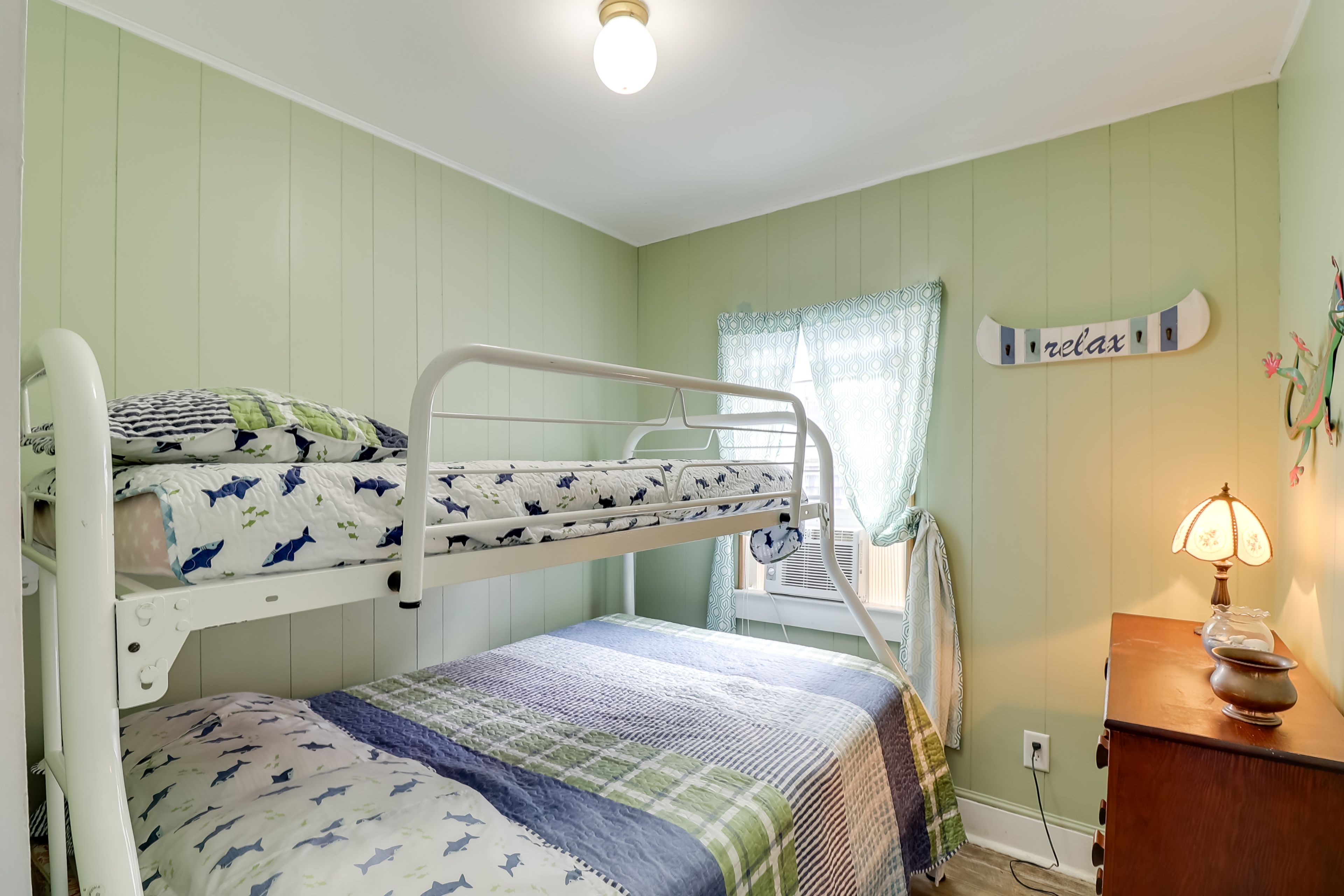 Bedroom 2 | Twin/Full Bunk Bed