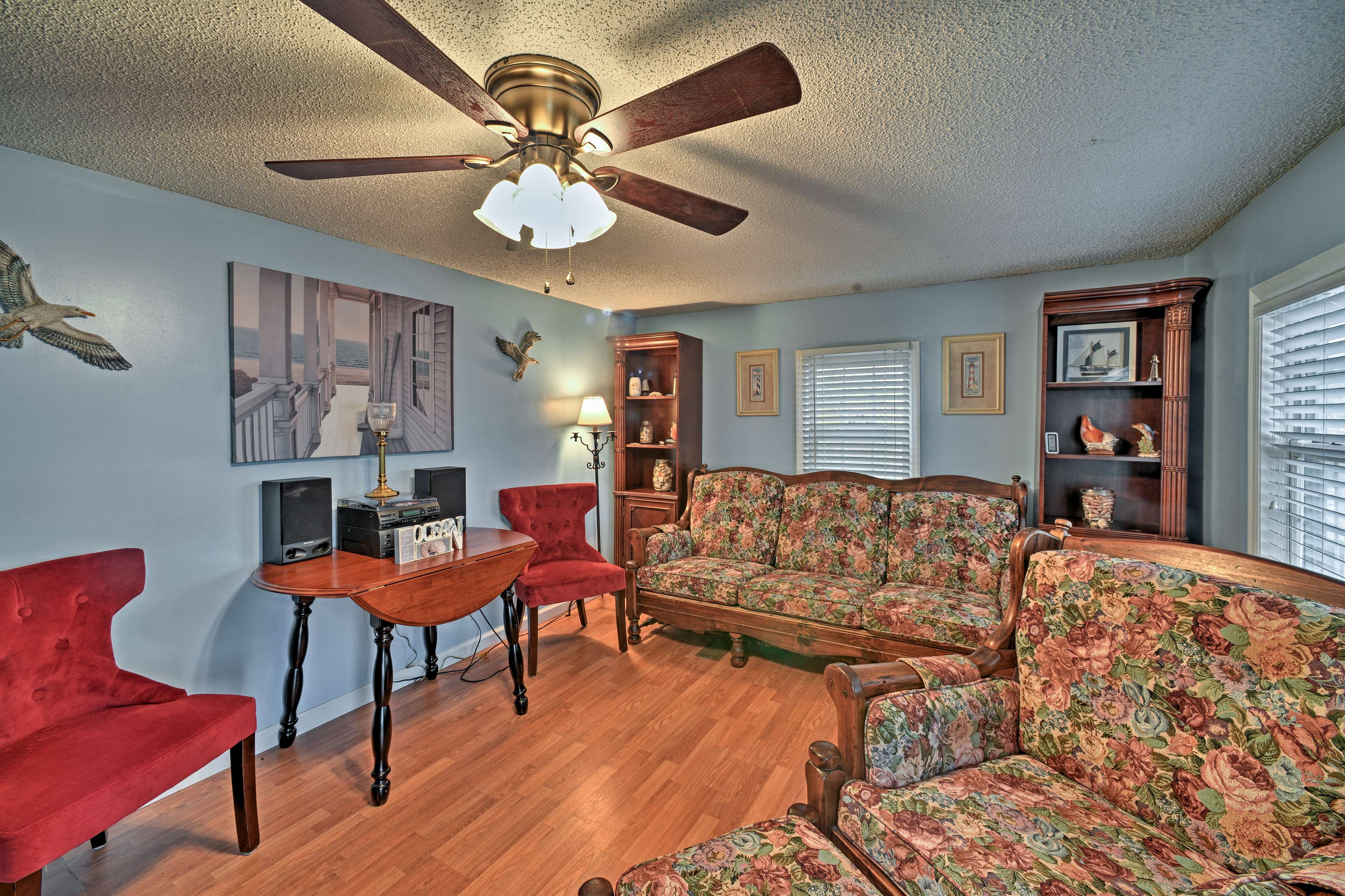 Enjoy morning coffee or an evening nightcap with your fellow guests!