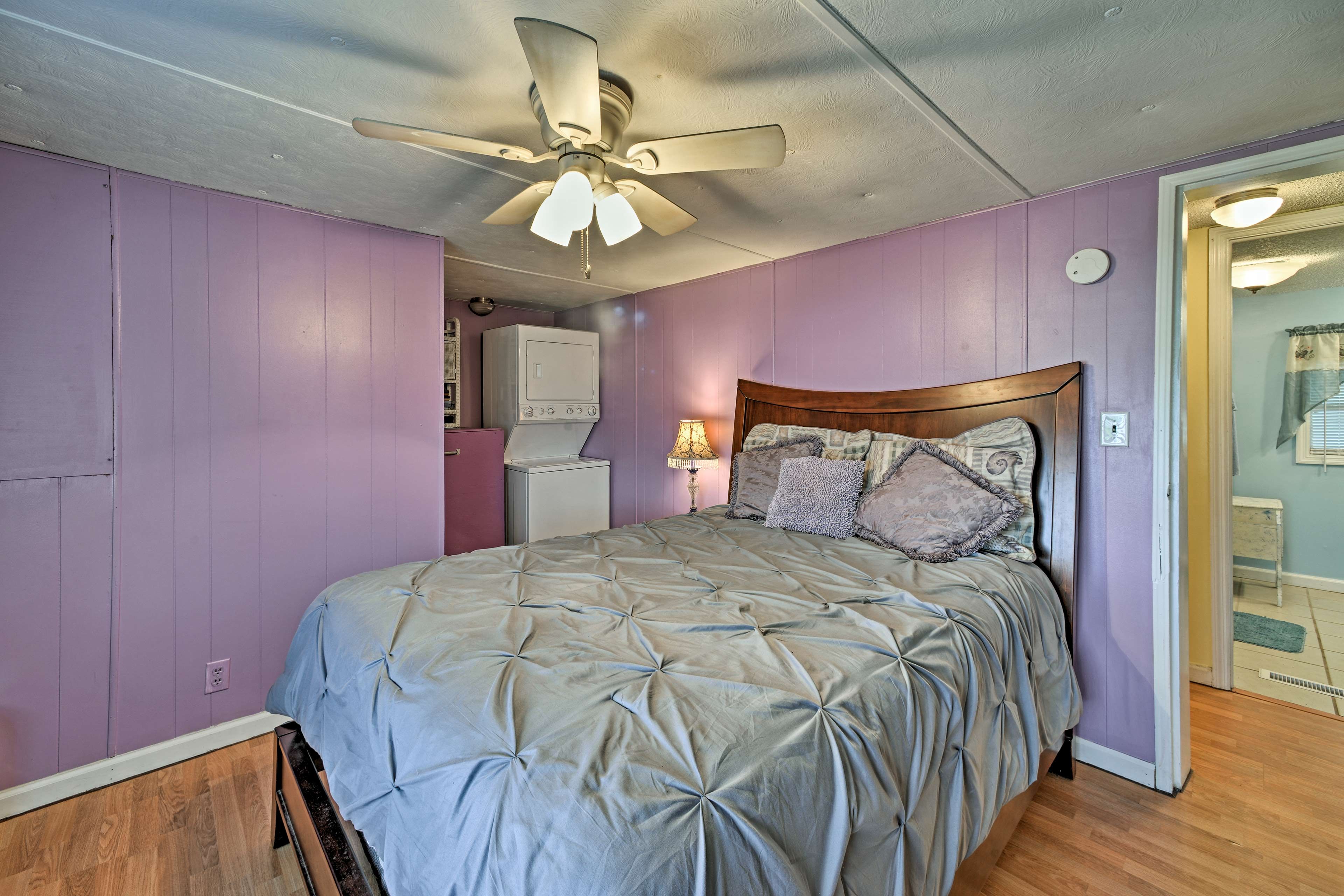This bedroom features a plush queen bed and flat-screen cable TV.
