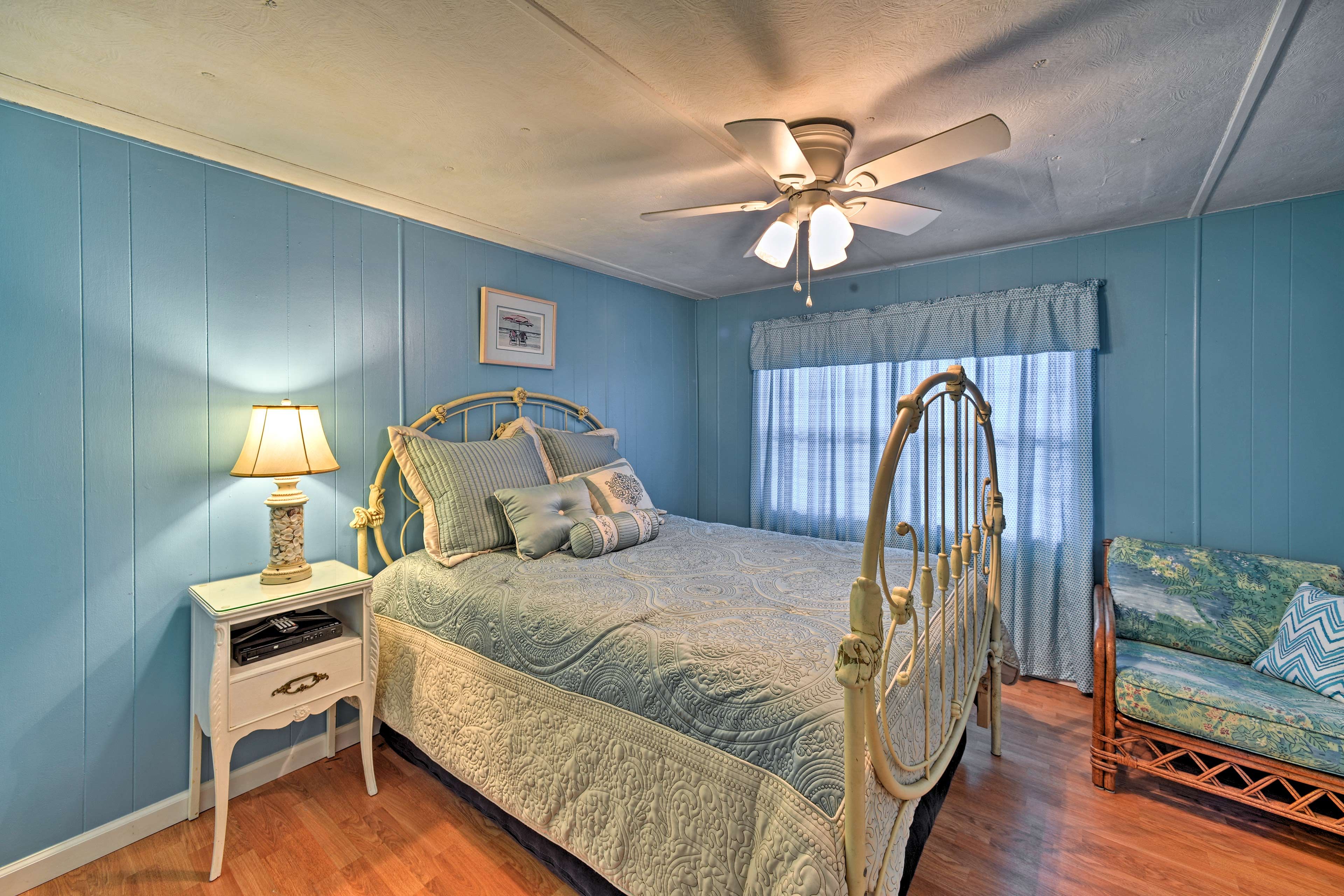 Sleep soundly in the second bedroom with a full bed.