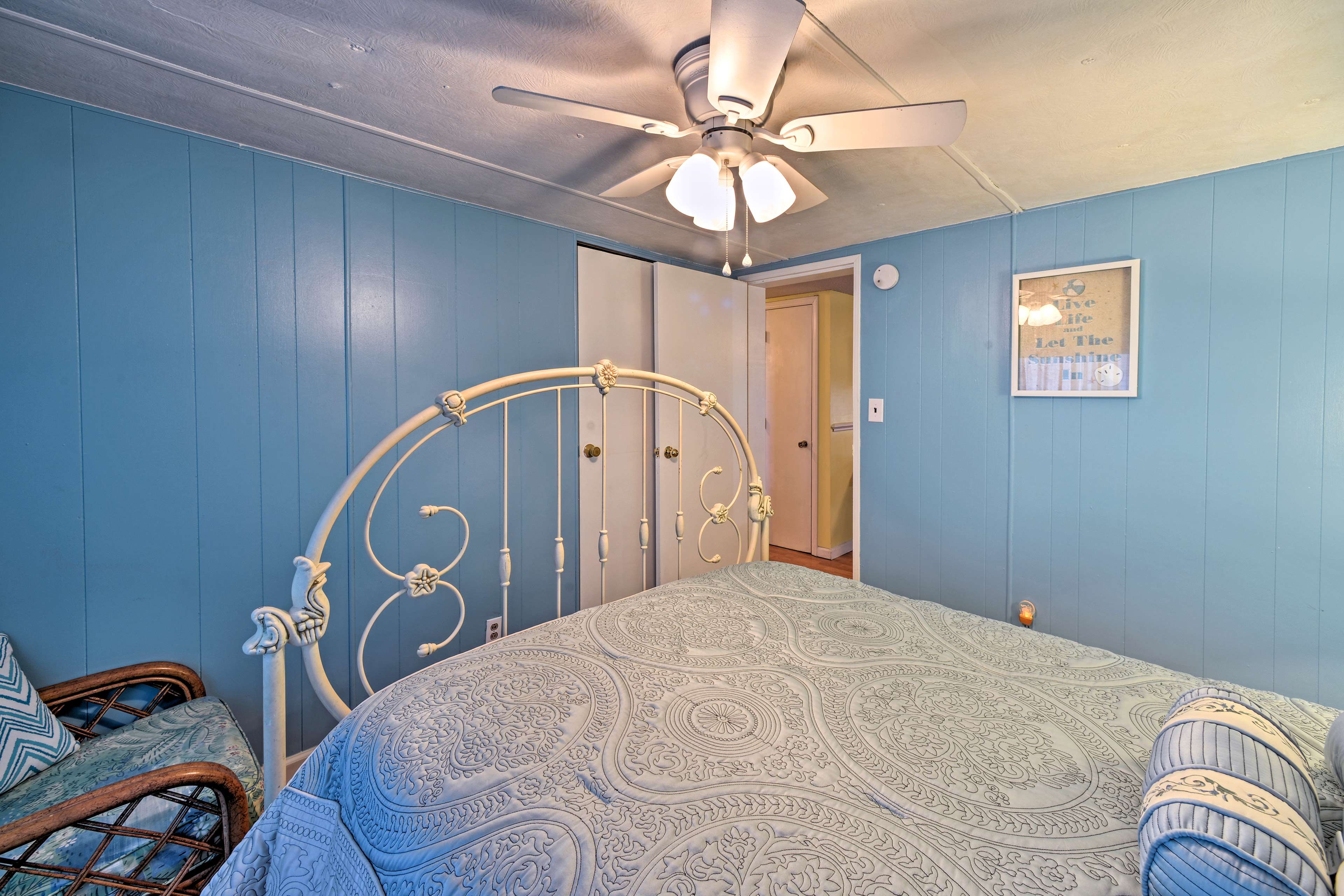 Keep things cool with central air conditioning and ceiling fans.