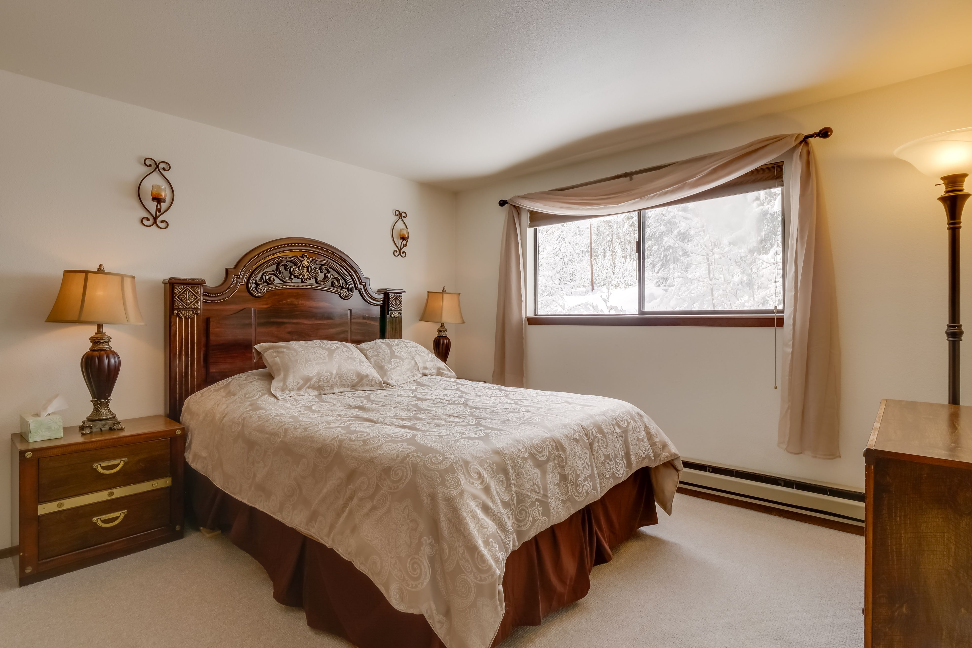 Bedroom 1 | Queen Bed | En-Suite Bathroom