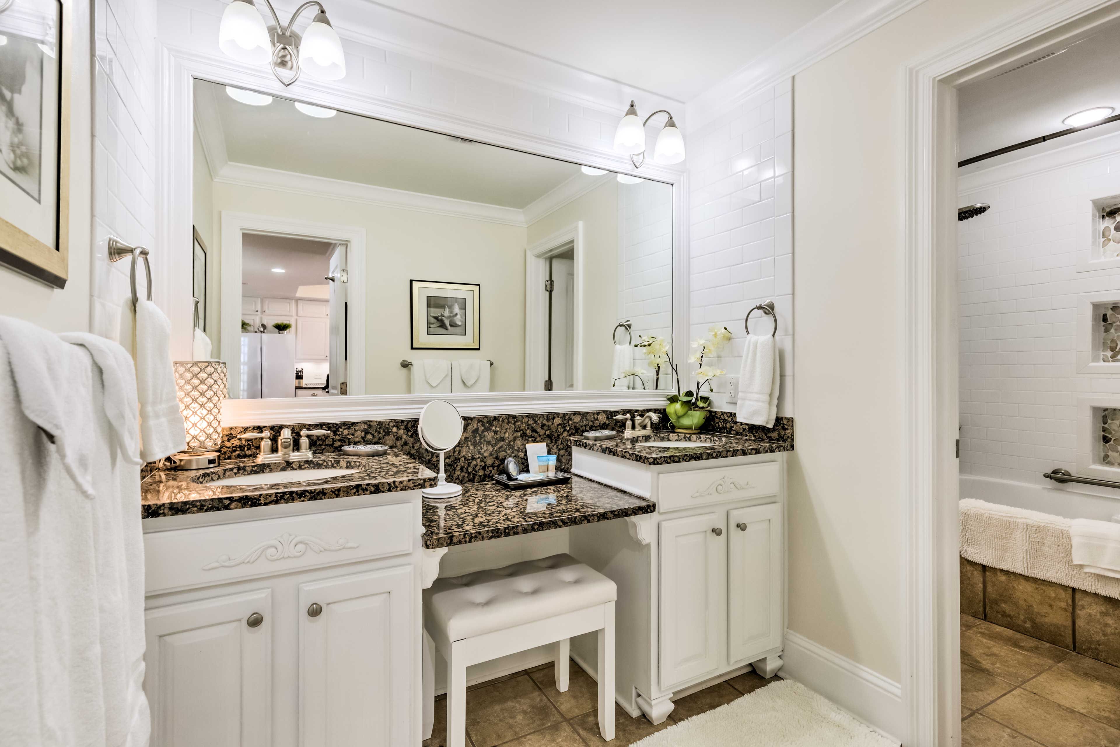 Full Bathroom | Towels Provided