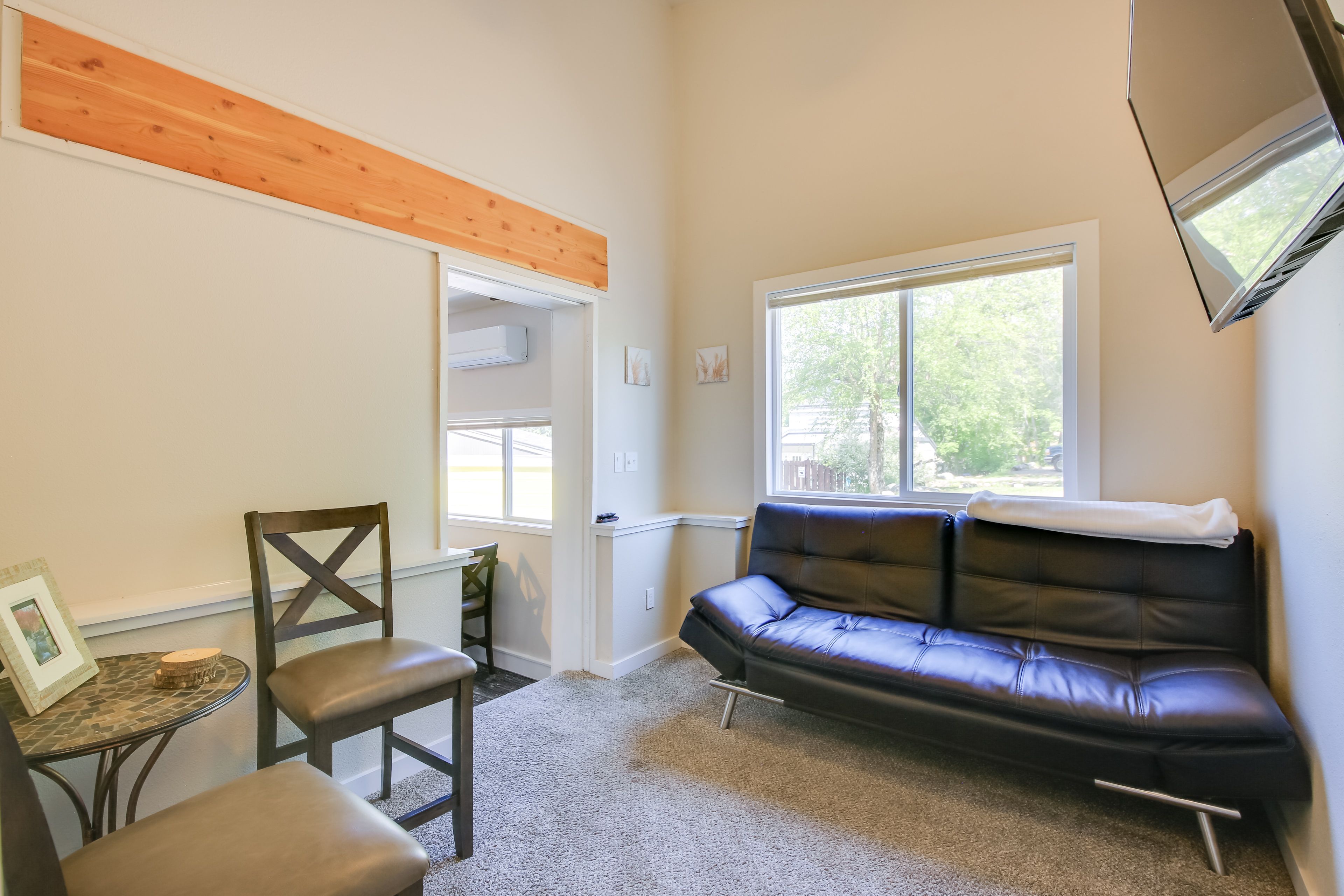 Living Room | Smart TV | Futon