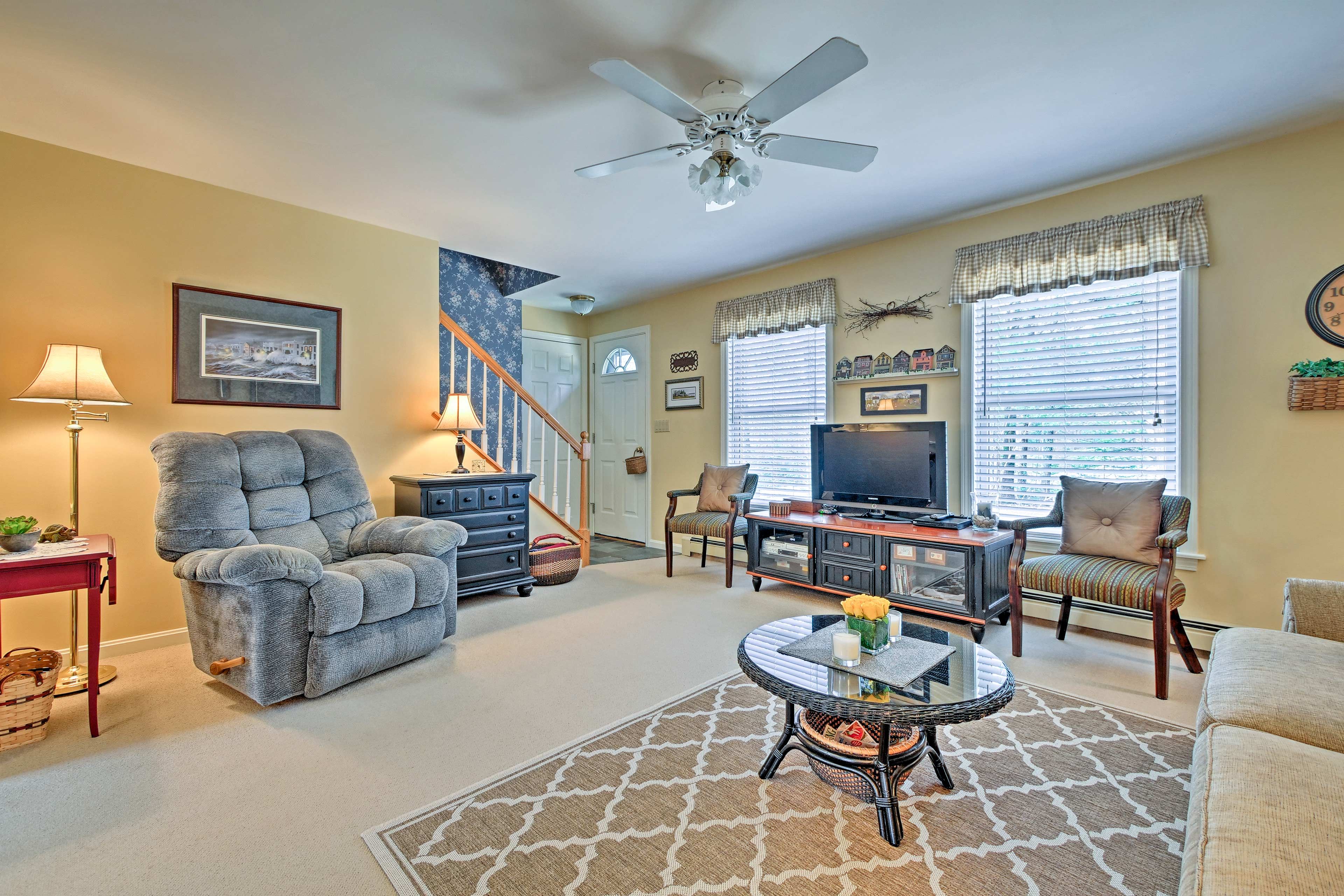 Living Room | Flat-Screen Cable TV | Free WiFi