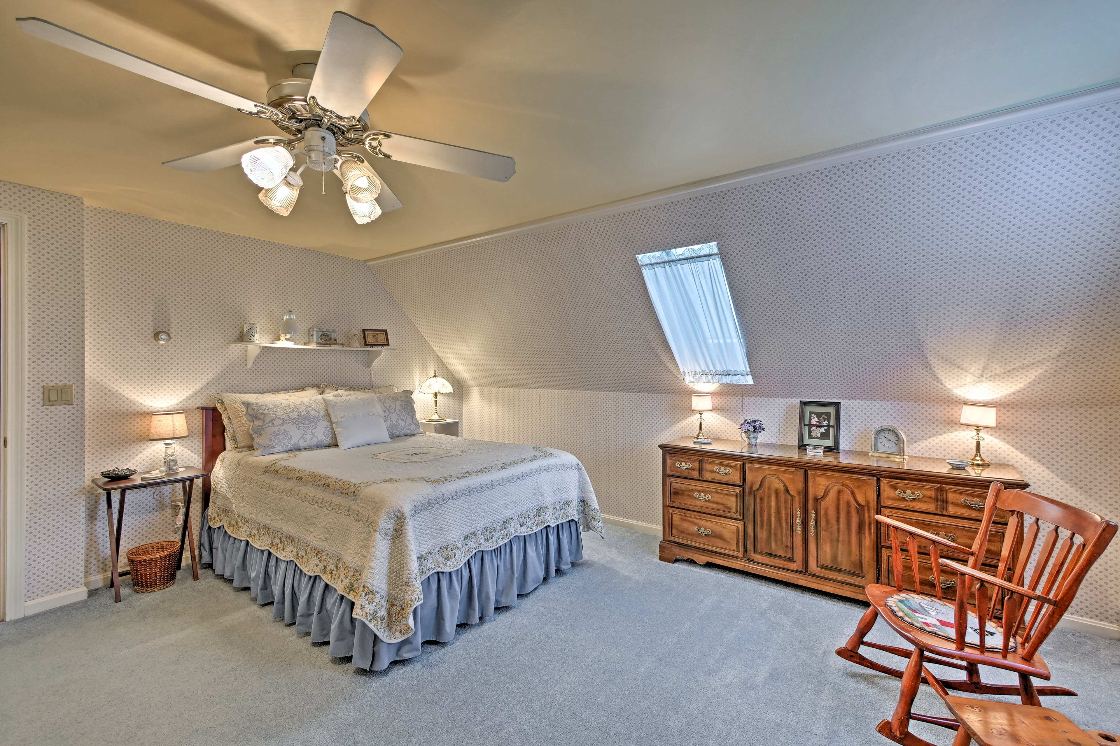Bedroom 1 | Queen Bed