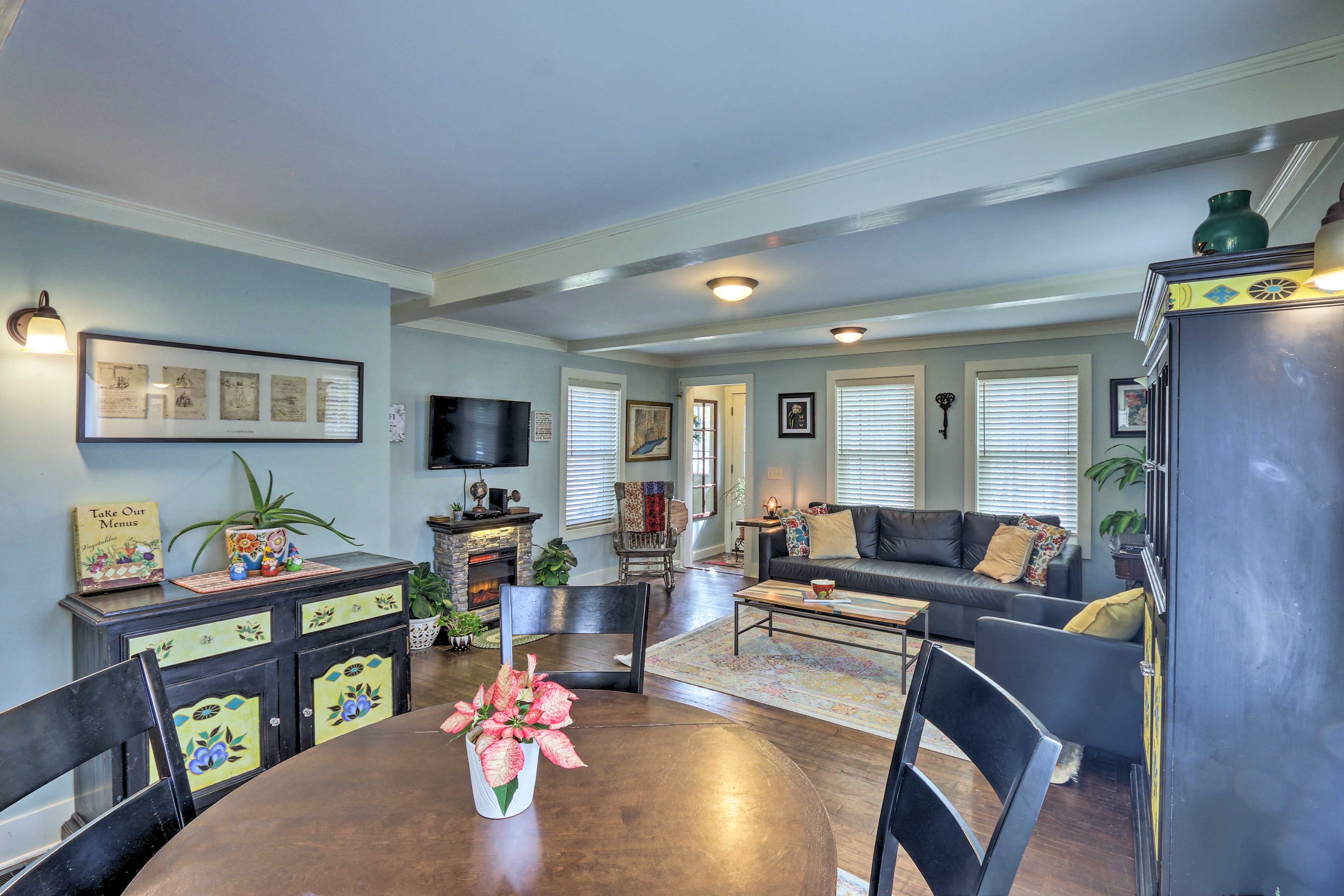Living Room | Free WiFi | Cable TV
