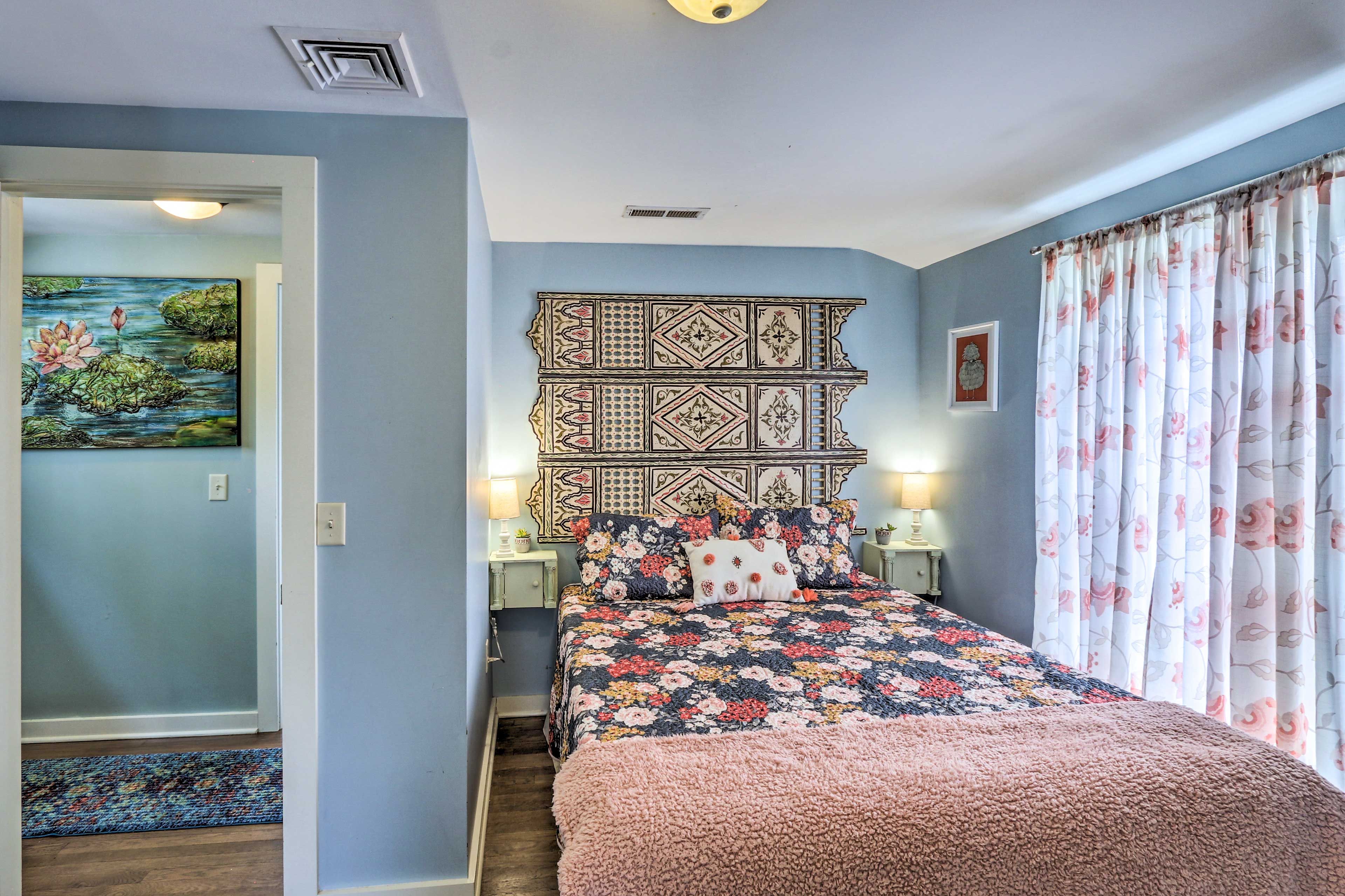 Bedroom 1 | Queen Bed | 2nd Floor | Steps Required