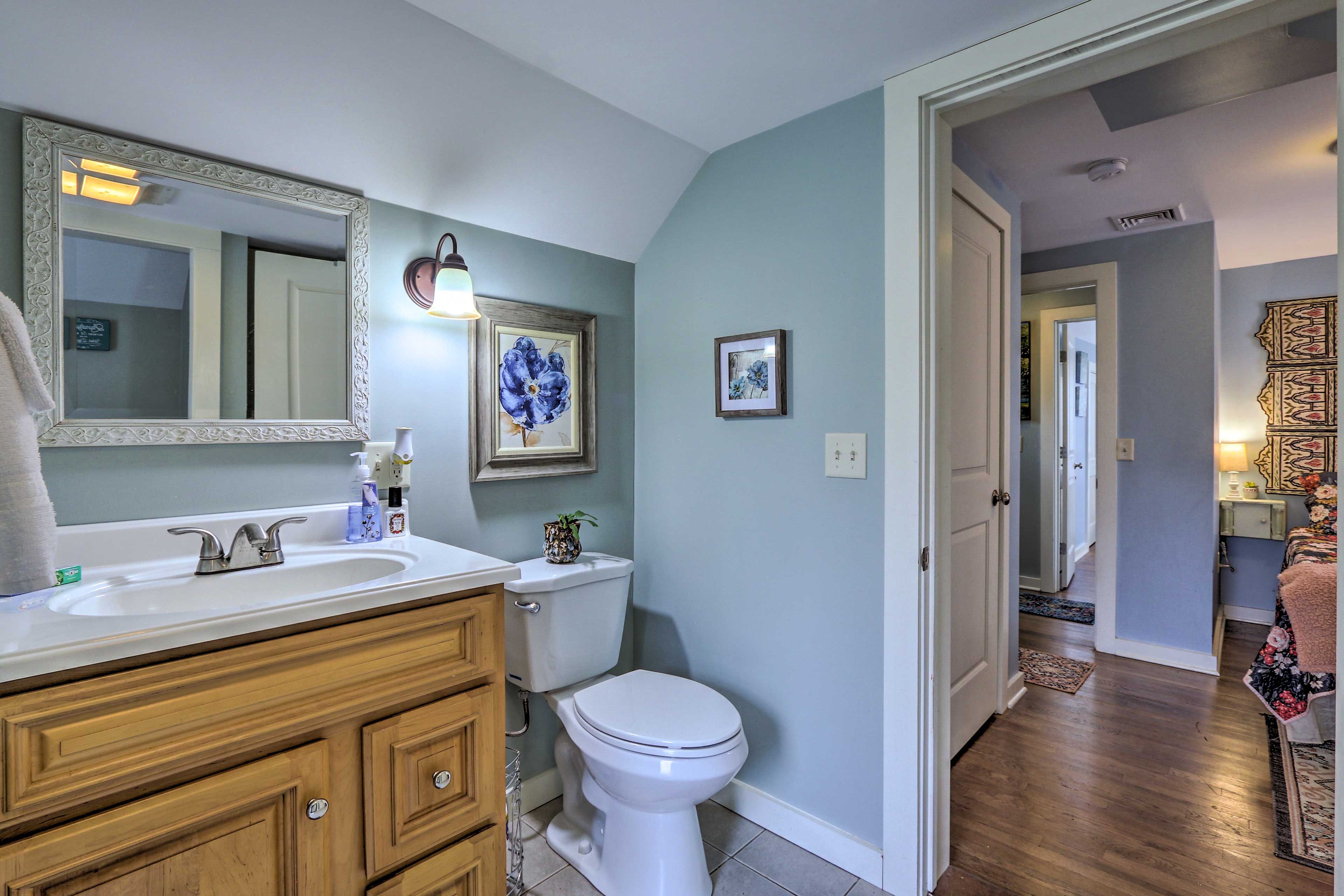 Full Bathroom | 2nd Floor | Steps Required | Complimentary Toiletries