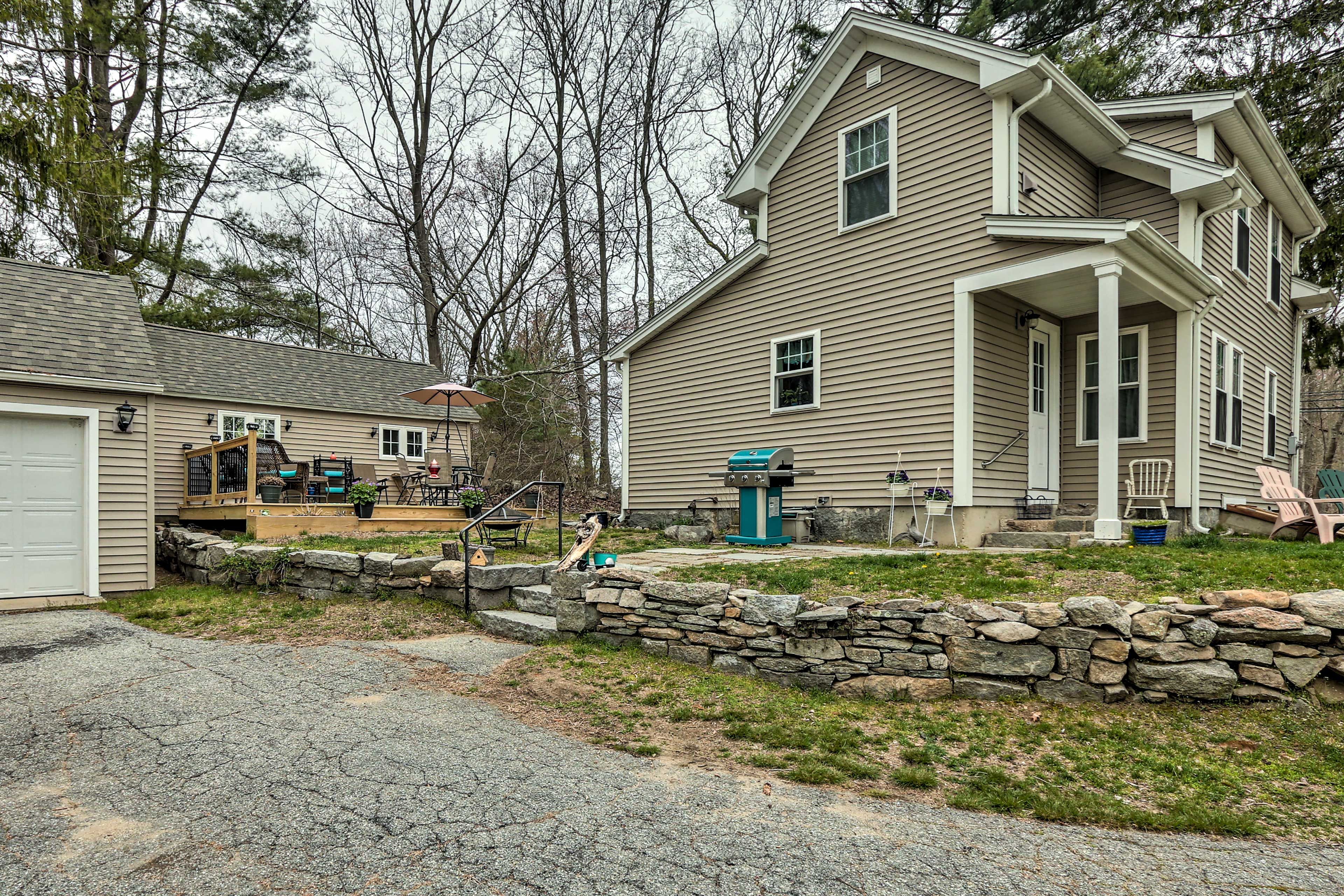 Property Exterior | Driveway (3 Vehicles)