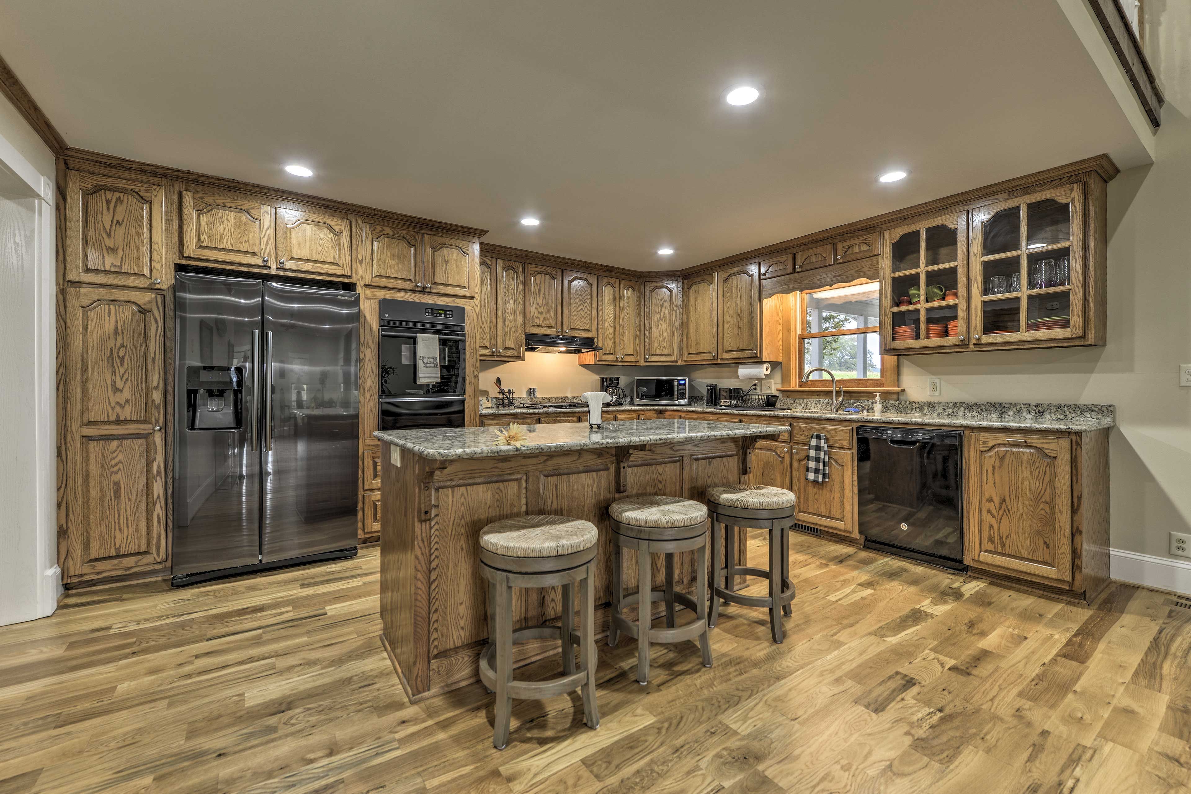 Kitchen | 3-Person Breakfast Bar