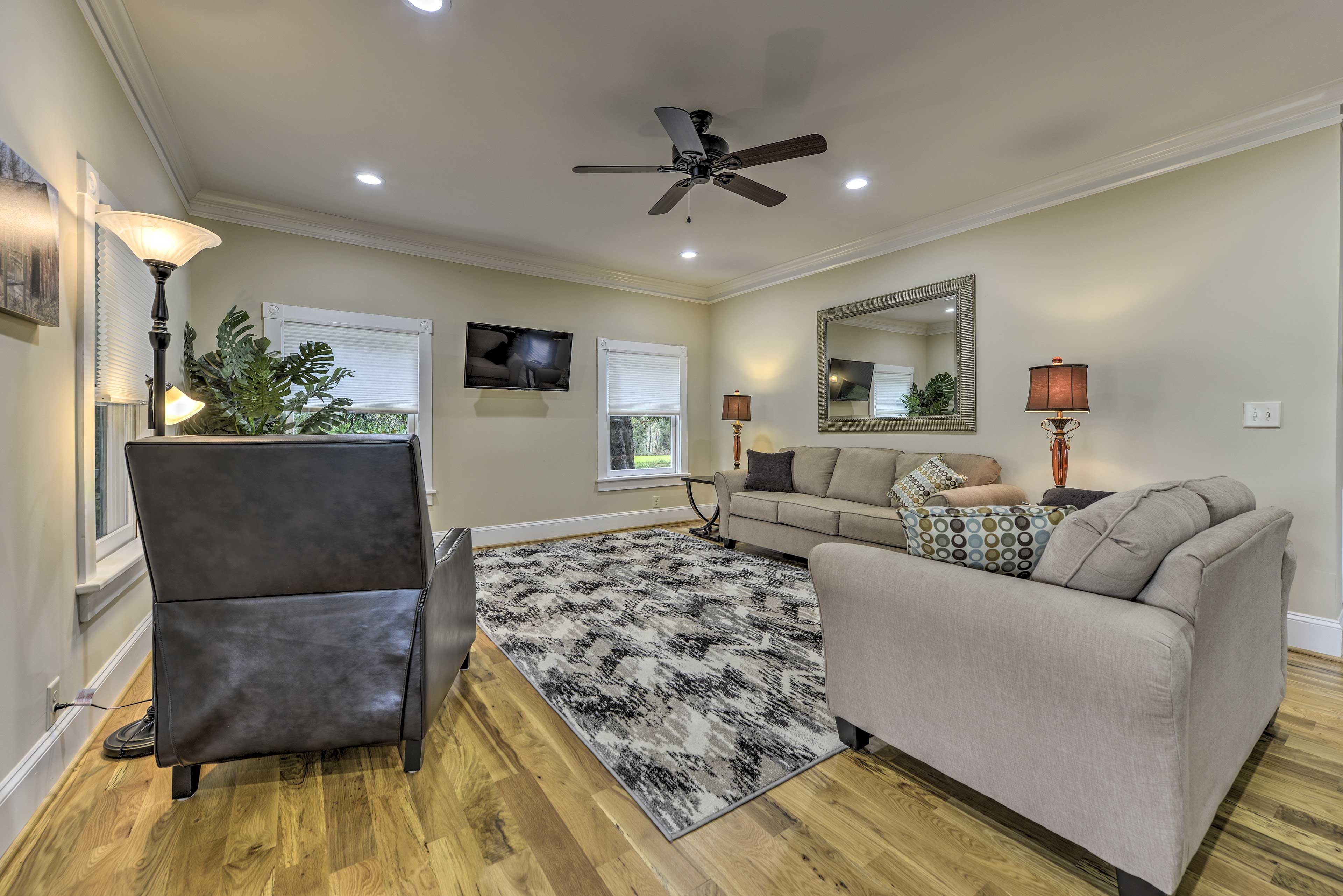 Living Room | Smart TV w/ Cable