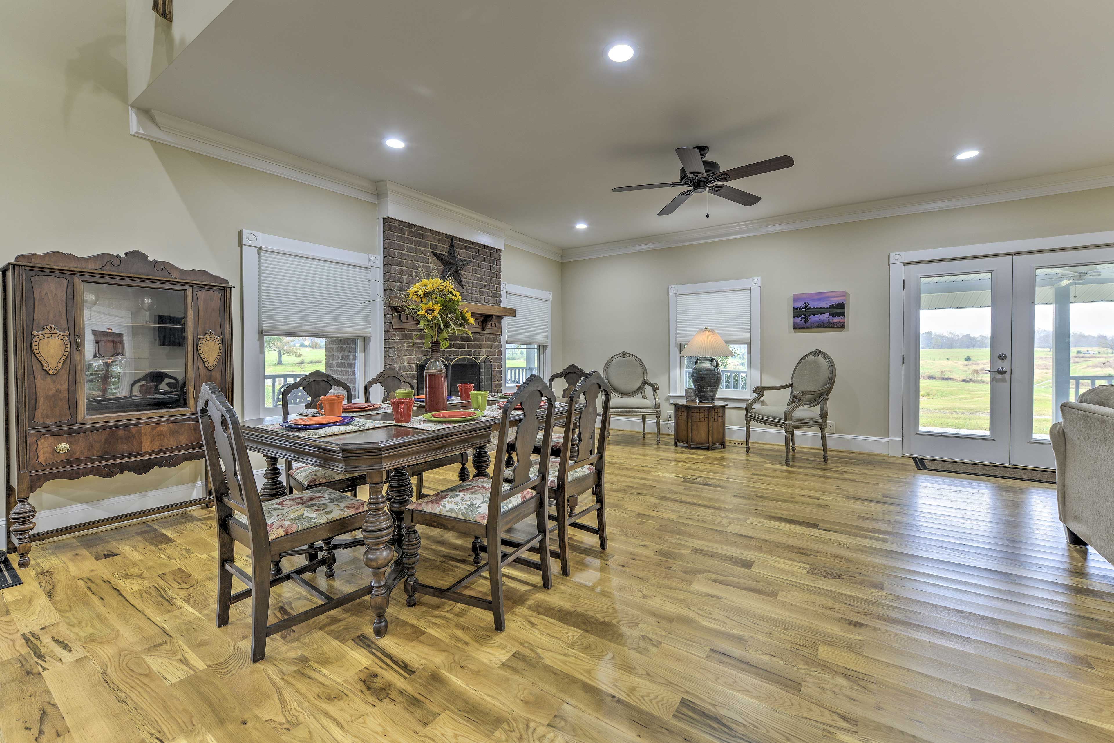 Dining Area | 6-Person Table