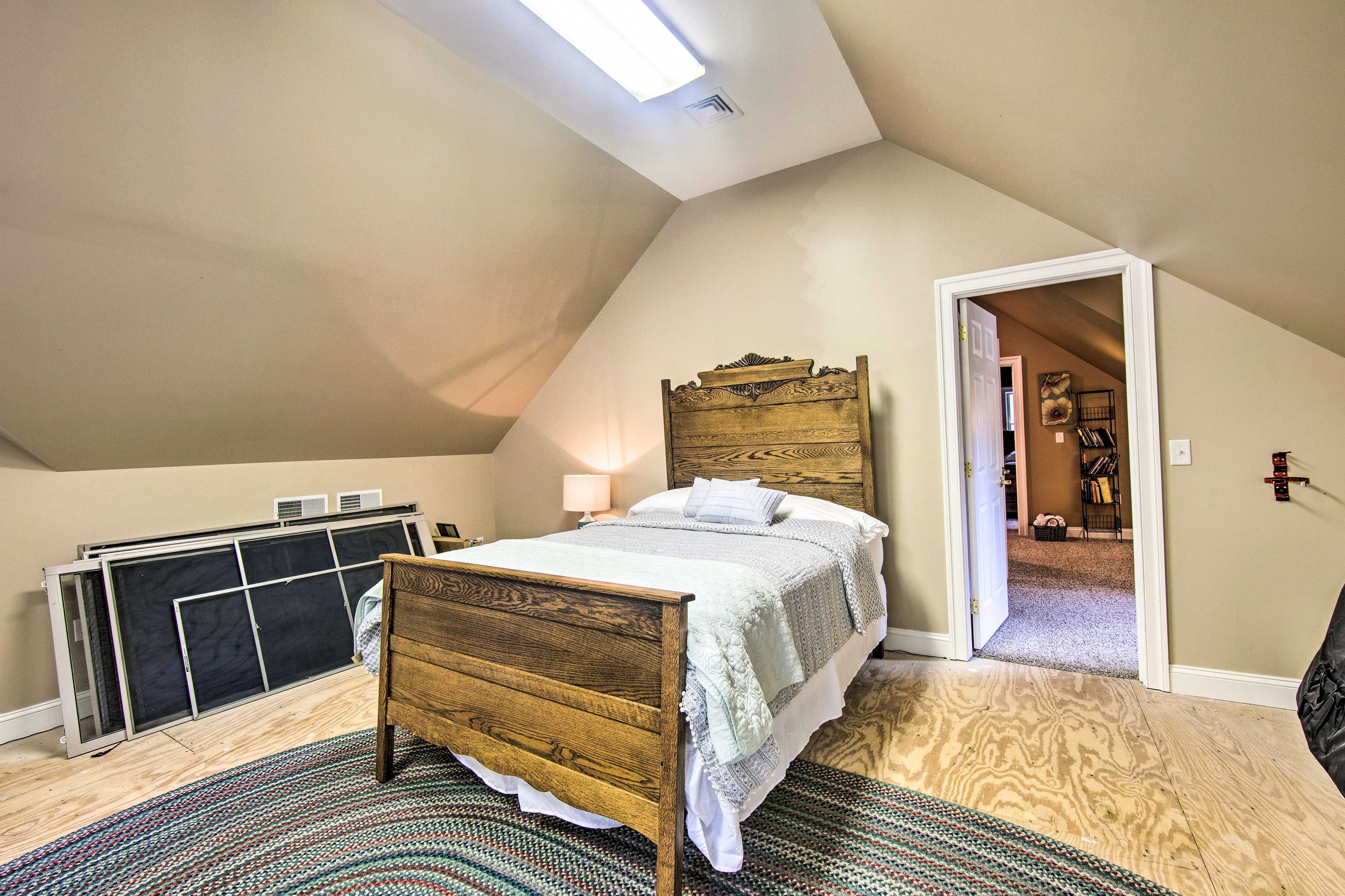 Bedroom 5 | Queen Bed | 3rd Floor