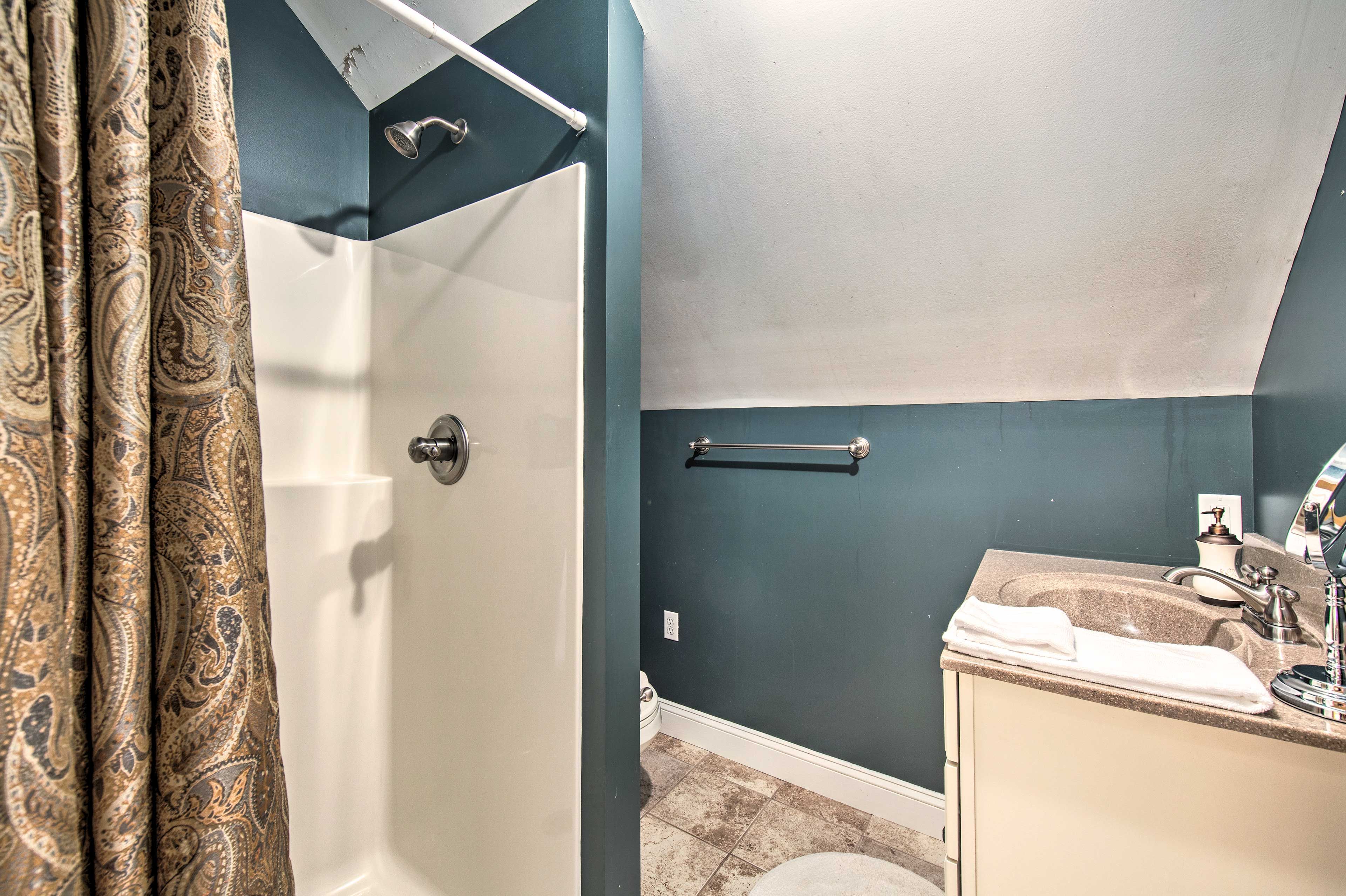 Full Bathroom | 3rd Floor